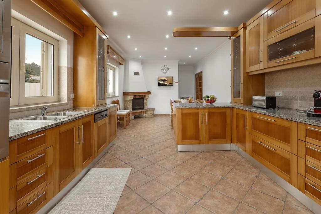 Casa das Grutas - Spacious villa with private parking view 4