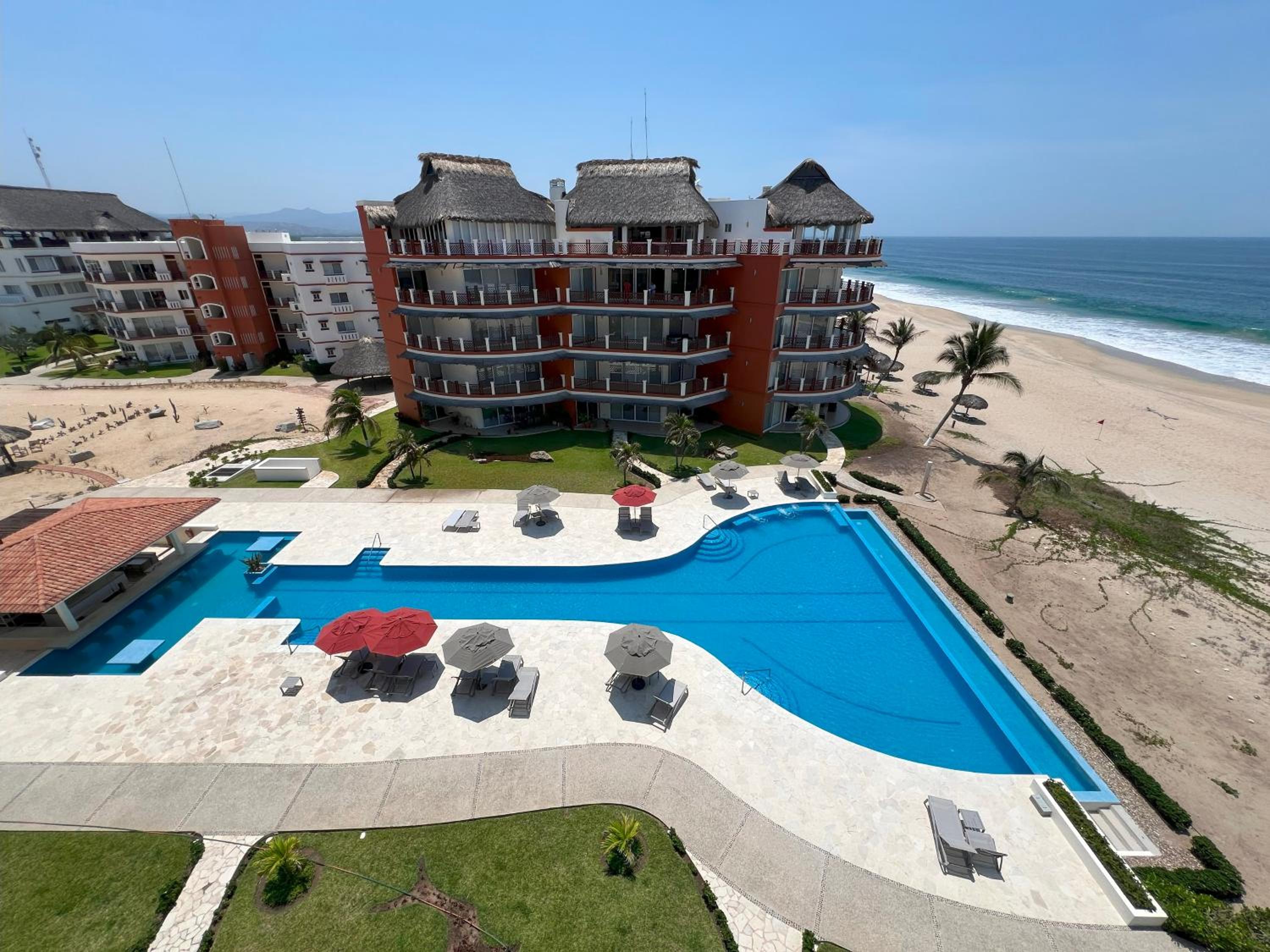 Beachfront in a peaceful Resort 8mi from Puerto Escondido