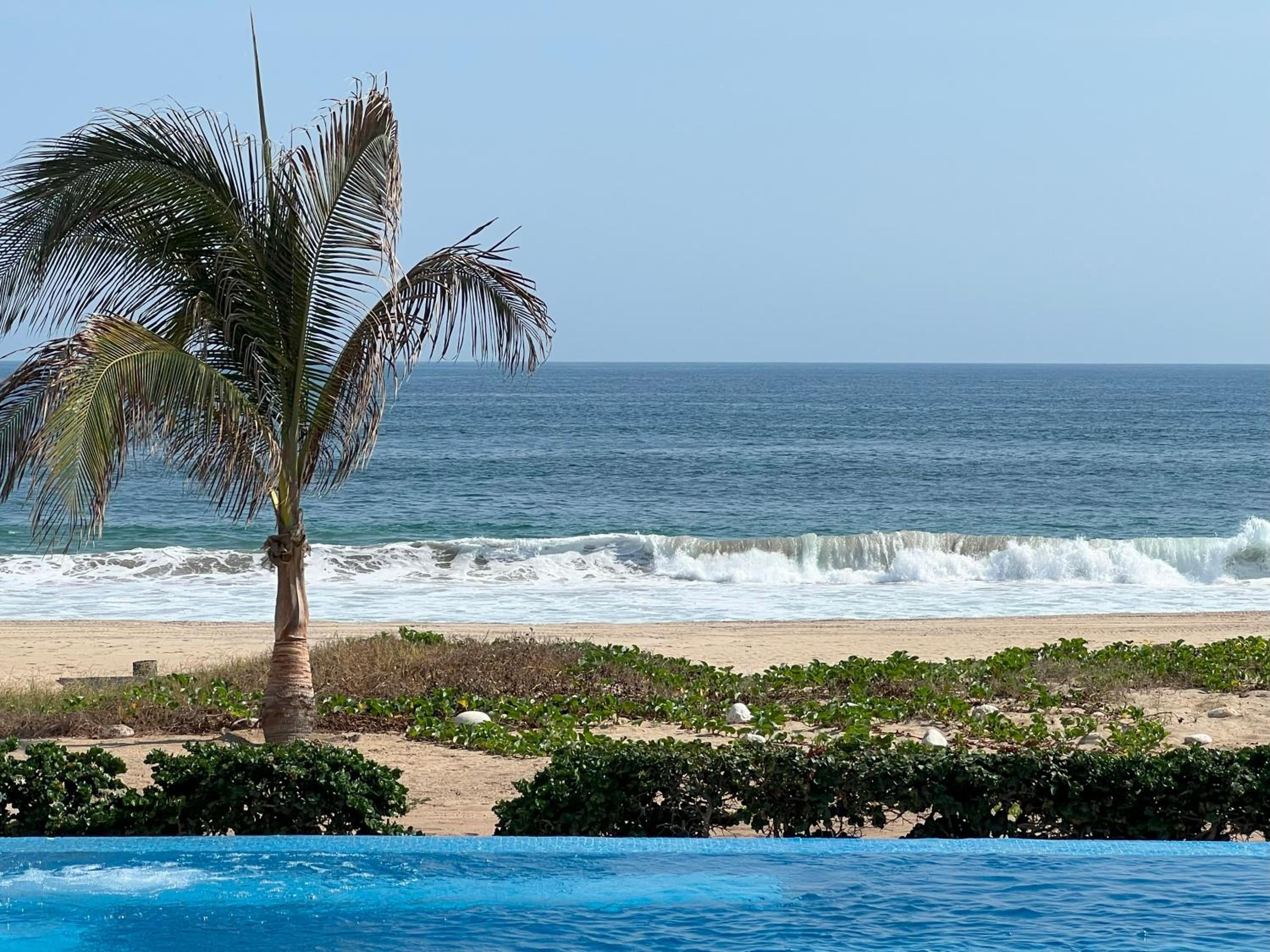 Beachfront in a peaceful Resort 8mi from Puerto Escondido