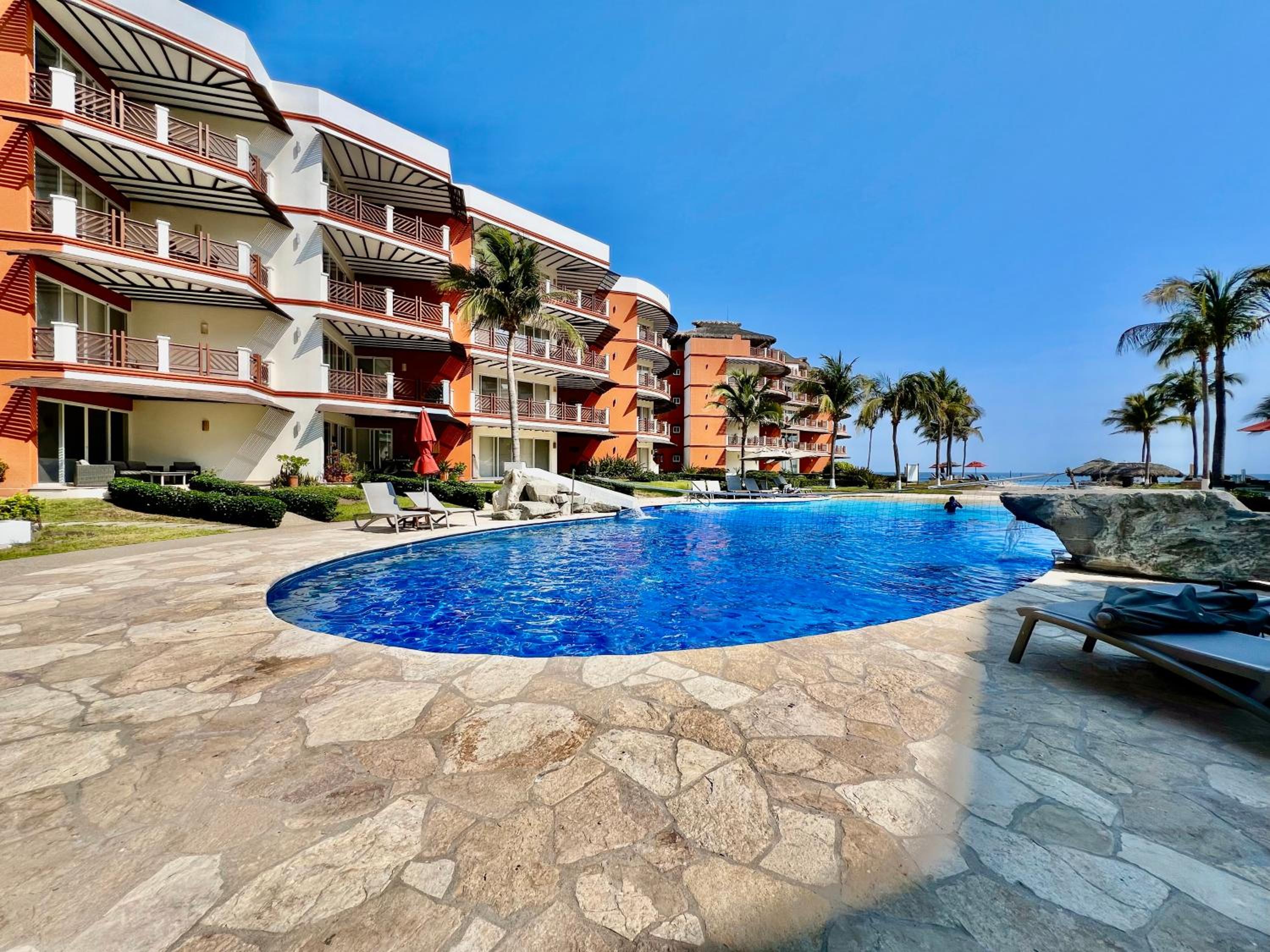Beachfront in a peaceful Resort 8mi from Puerto Escondido