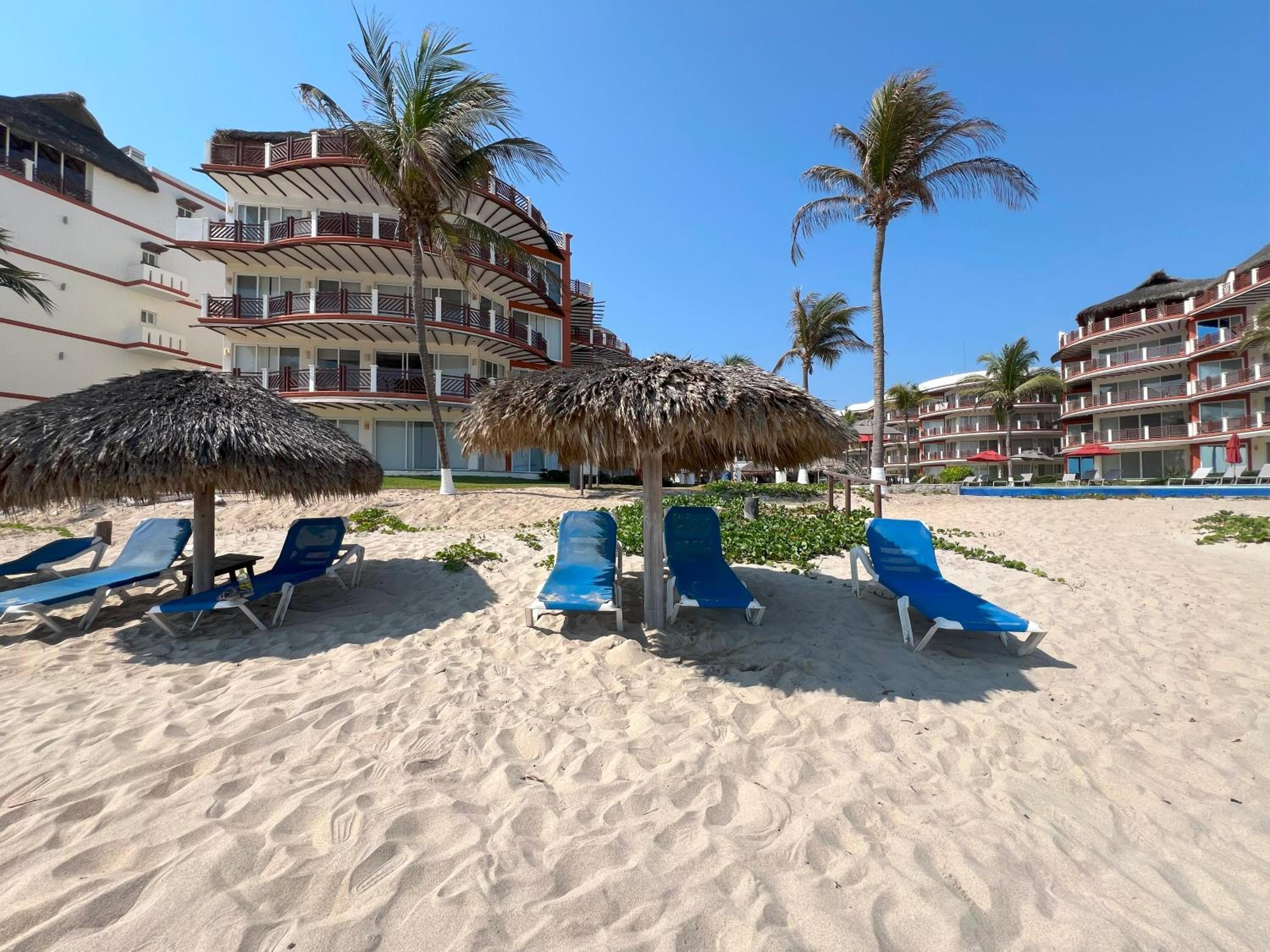 Beachfront in a peaceful Resort 8mi from Puerto Escondido