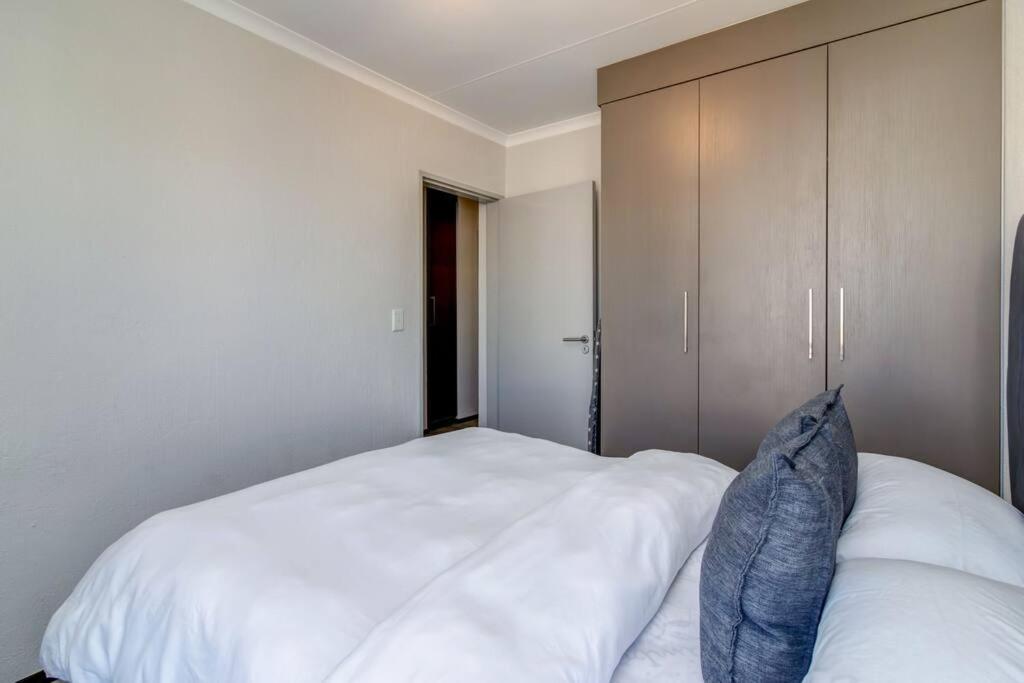 Modern Fourways 3-Bed Loft - Backup Power view 4
