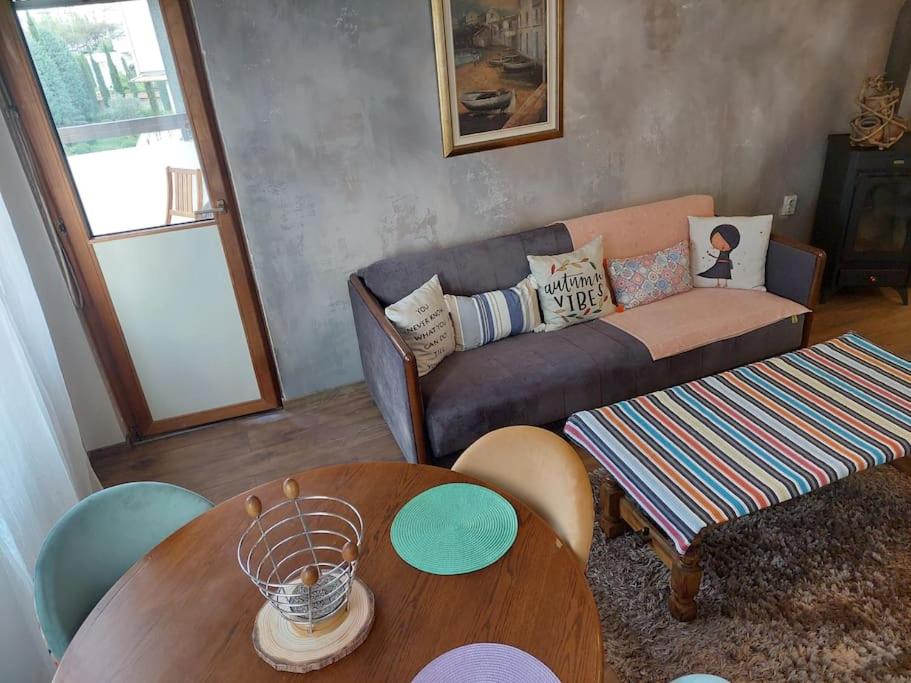 Modern 1-bedroom condo with free parking & fast WiFi