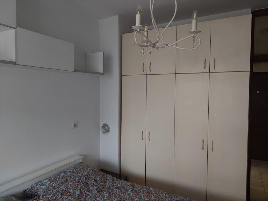 Modern 1-bedroom condo with free parking & fast WiFi