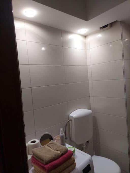 Modern 1-bedroom condo with free parking & fast WiFi