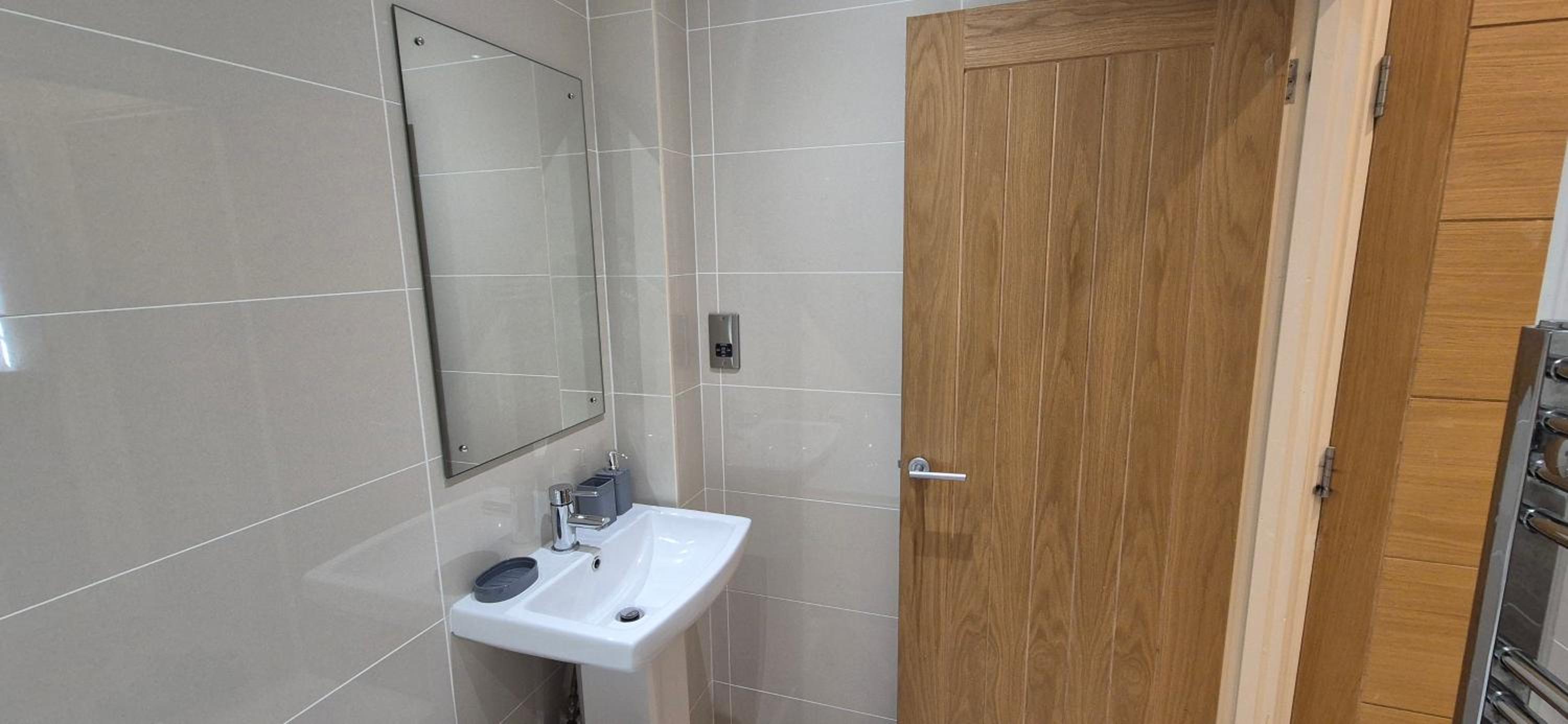 Modern 1 Bedroom apartment in Town centre view 3
