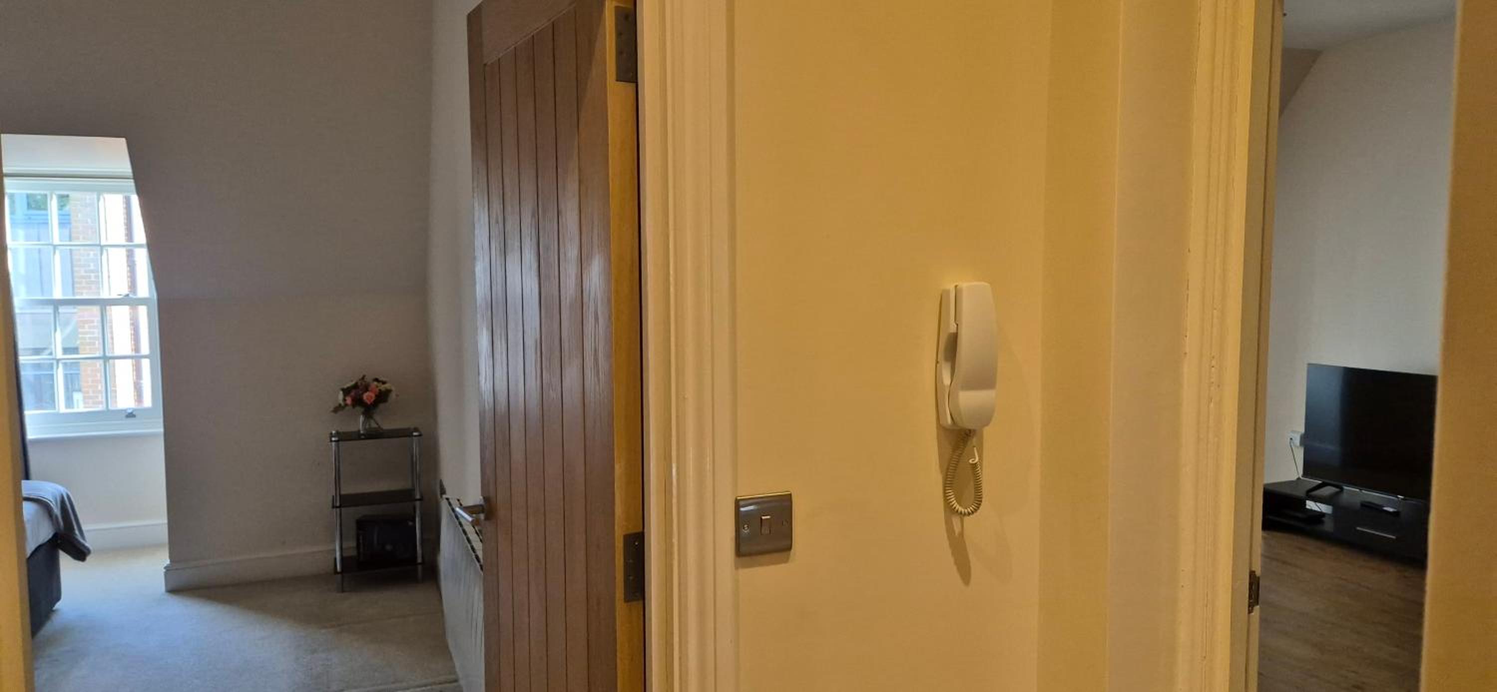 Modern 1 Bedroom apartment in Town centre view 4