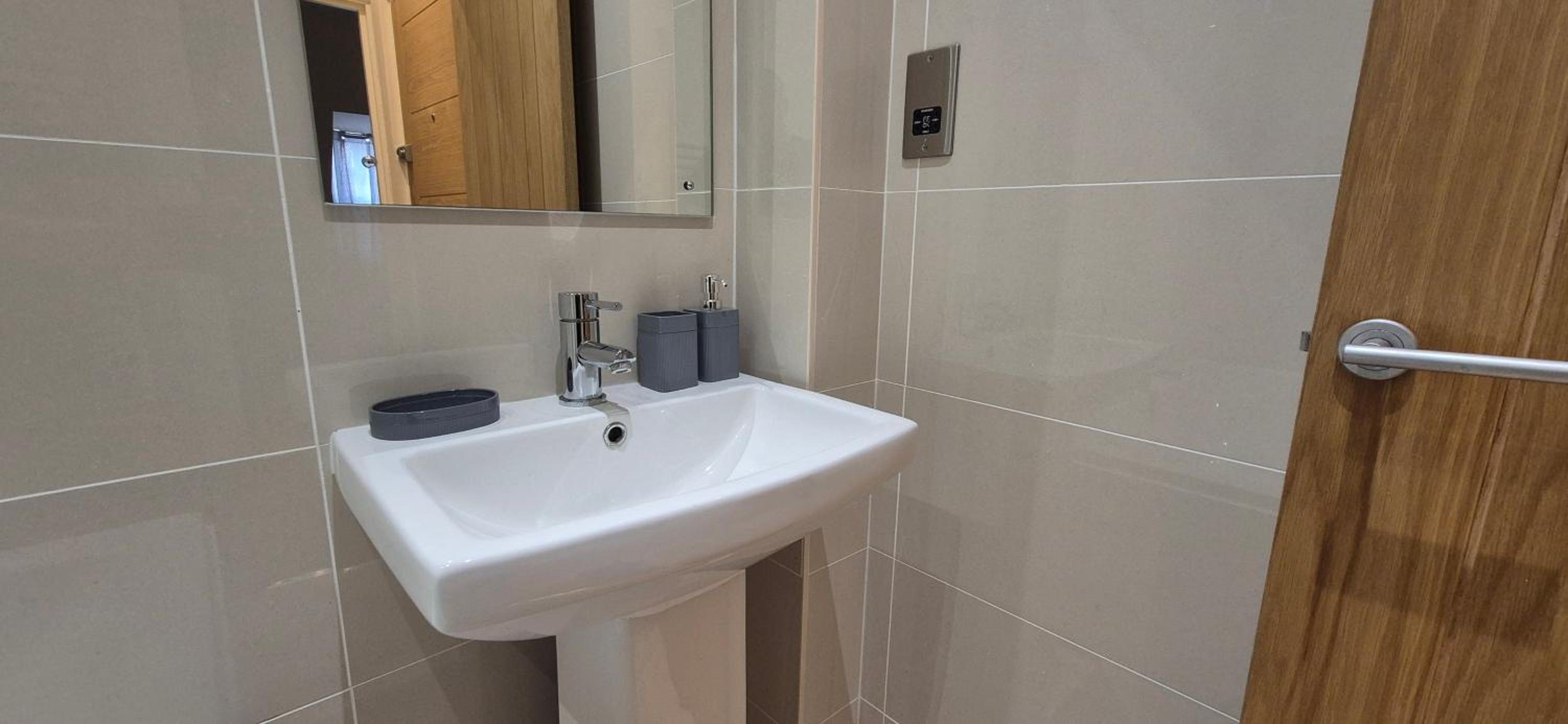 Modern 1 Bedroom apartment in Town centre view 5