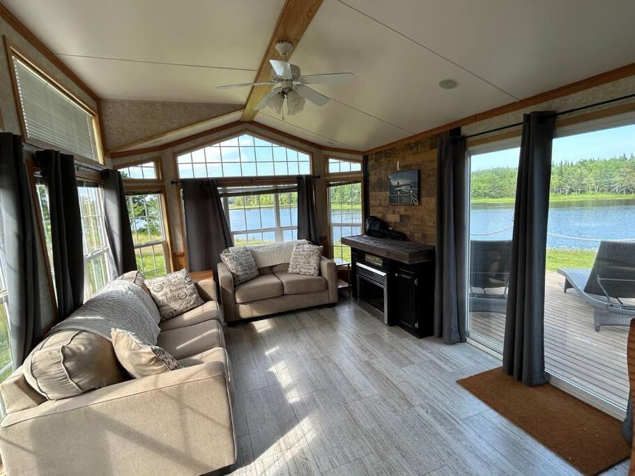 2 Bedroom Private Waterfront Getaway