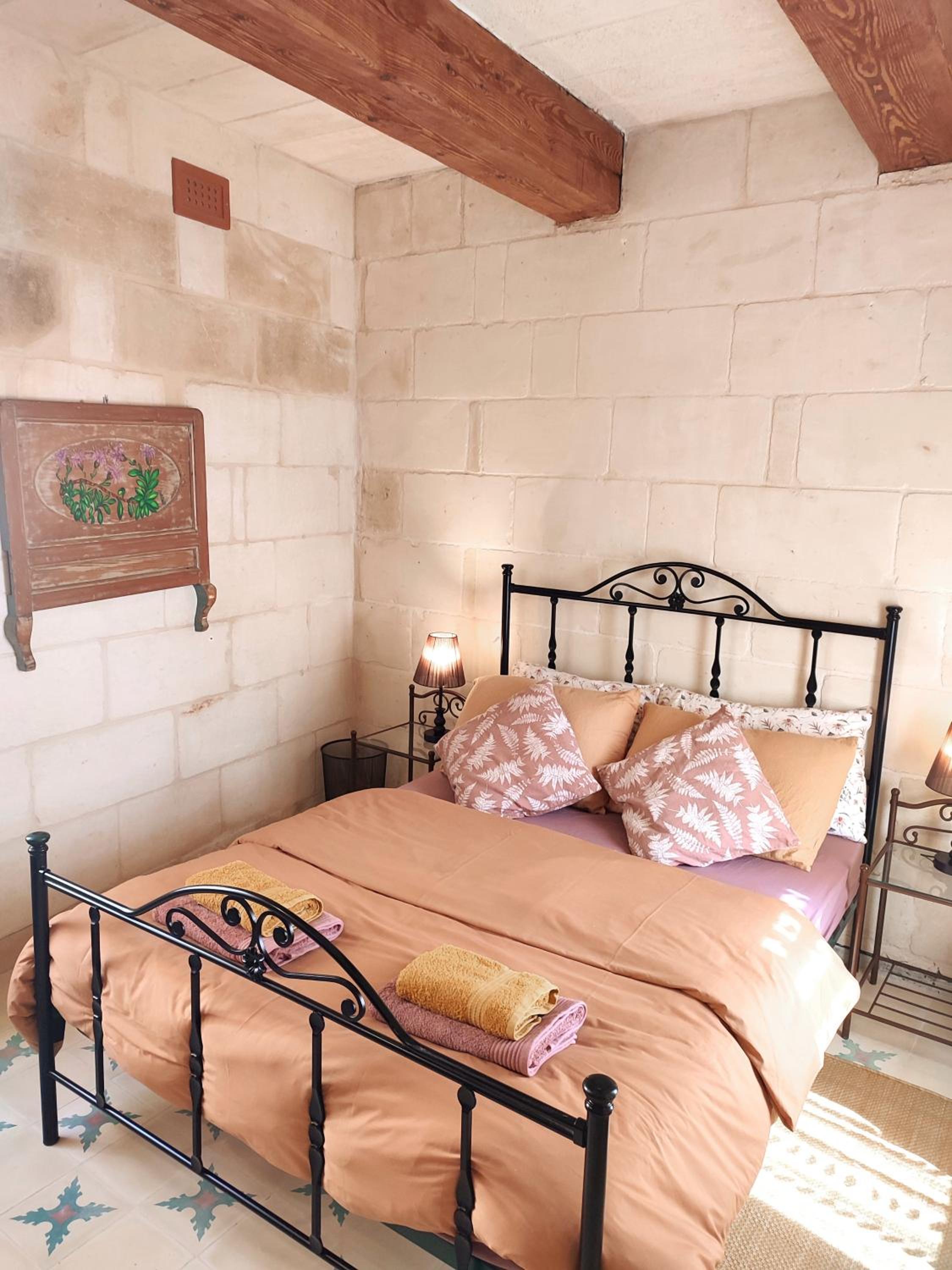 OnTheRocks - Holiday Home in Victoria, Gozo