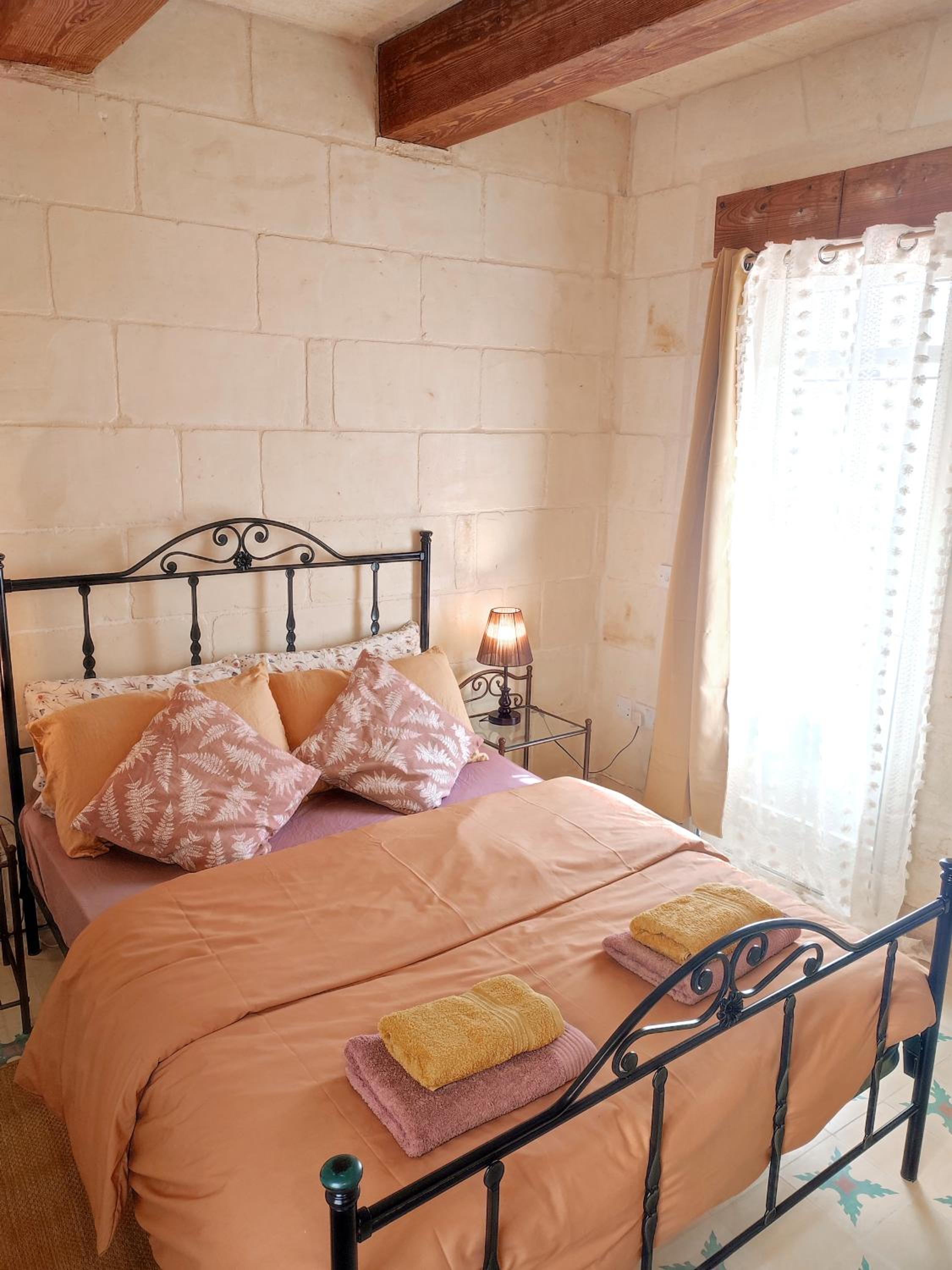 OnTheRocks - Holiday Home in Victoria, Gozo