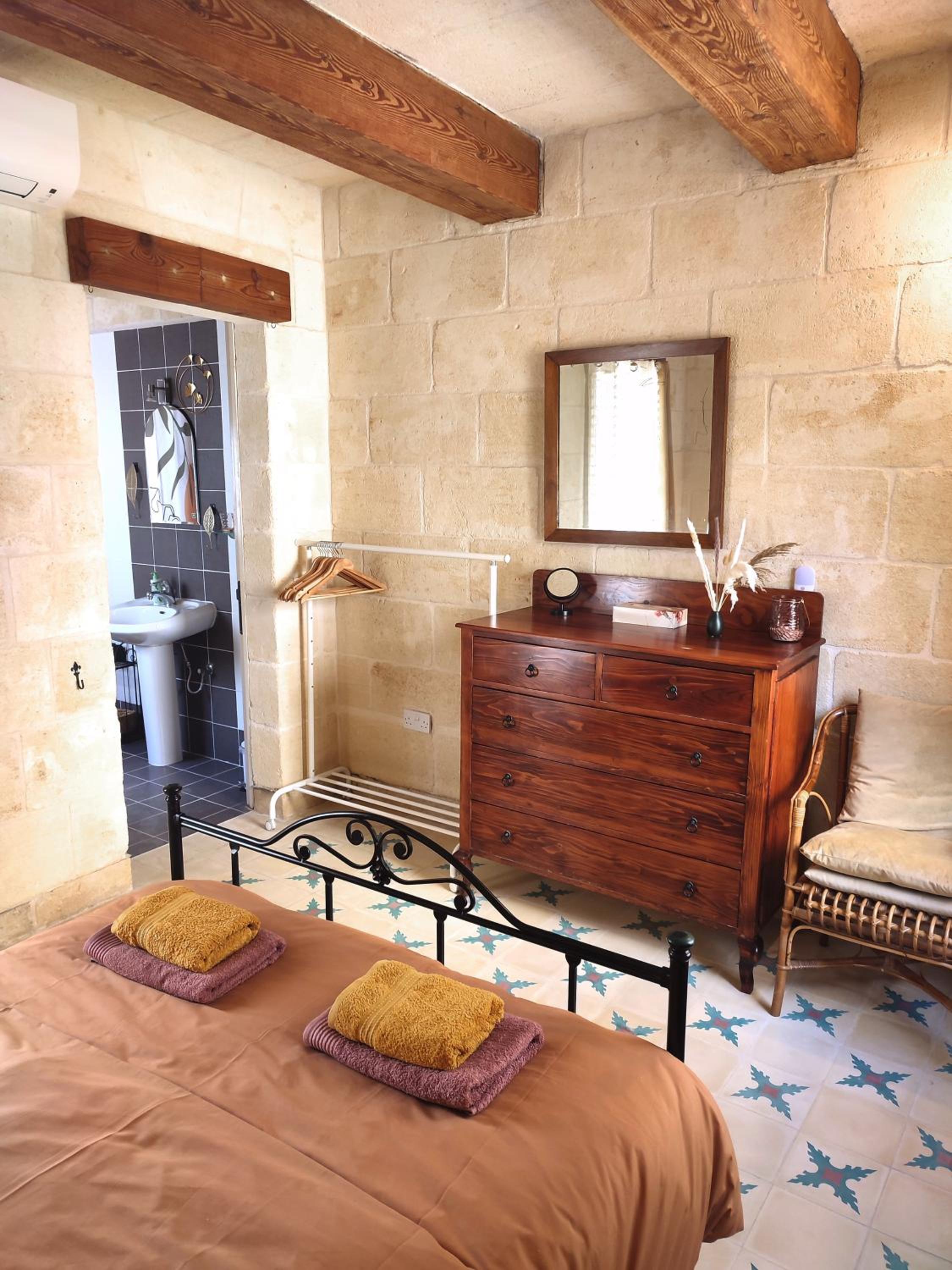 OnTheRocks - Holiday Home in Victoria, Gozo