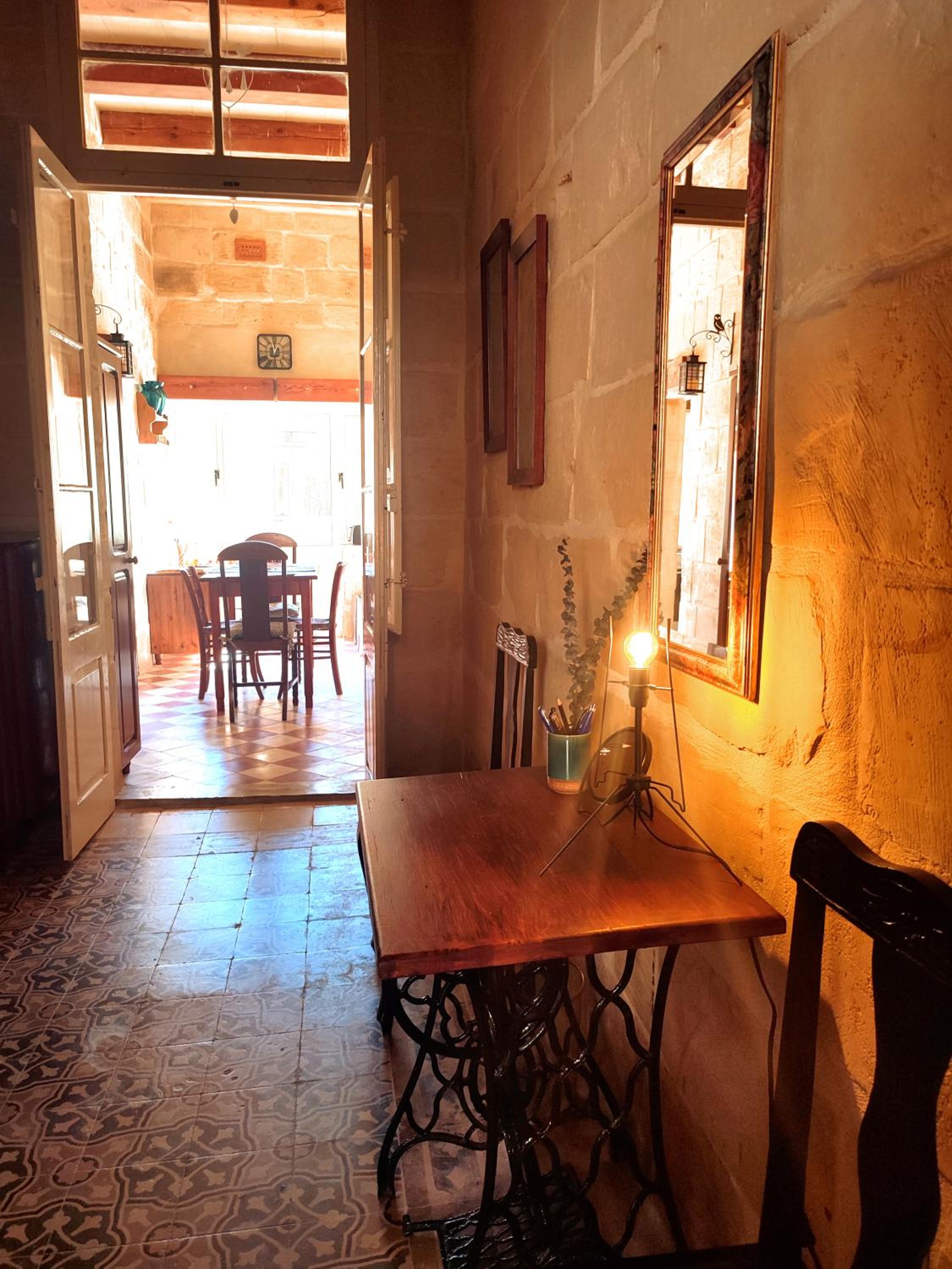OnTheRocks - Holiday Home in Victoria, Gozo