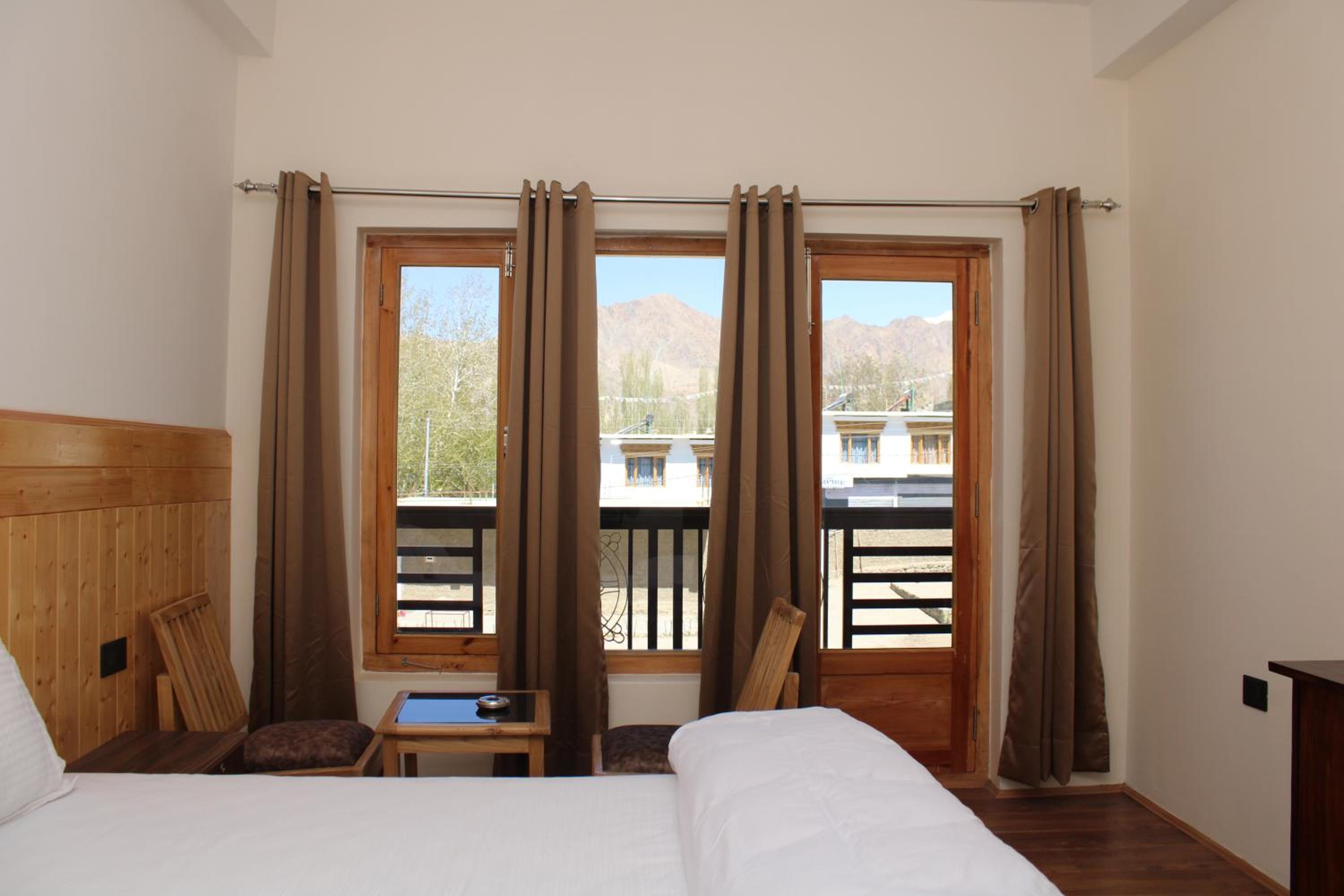 Leh crown inn