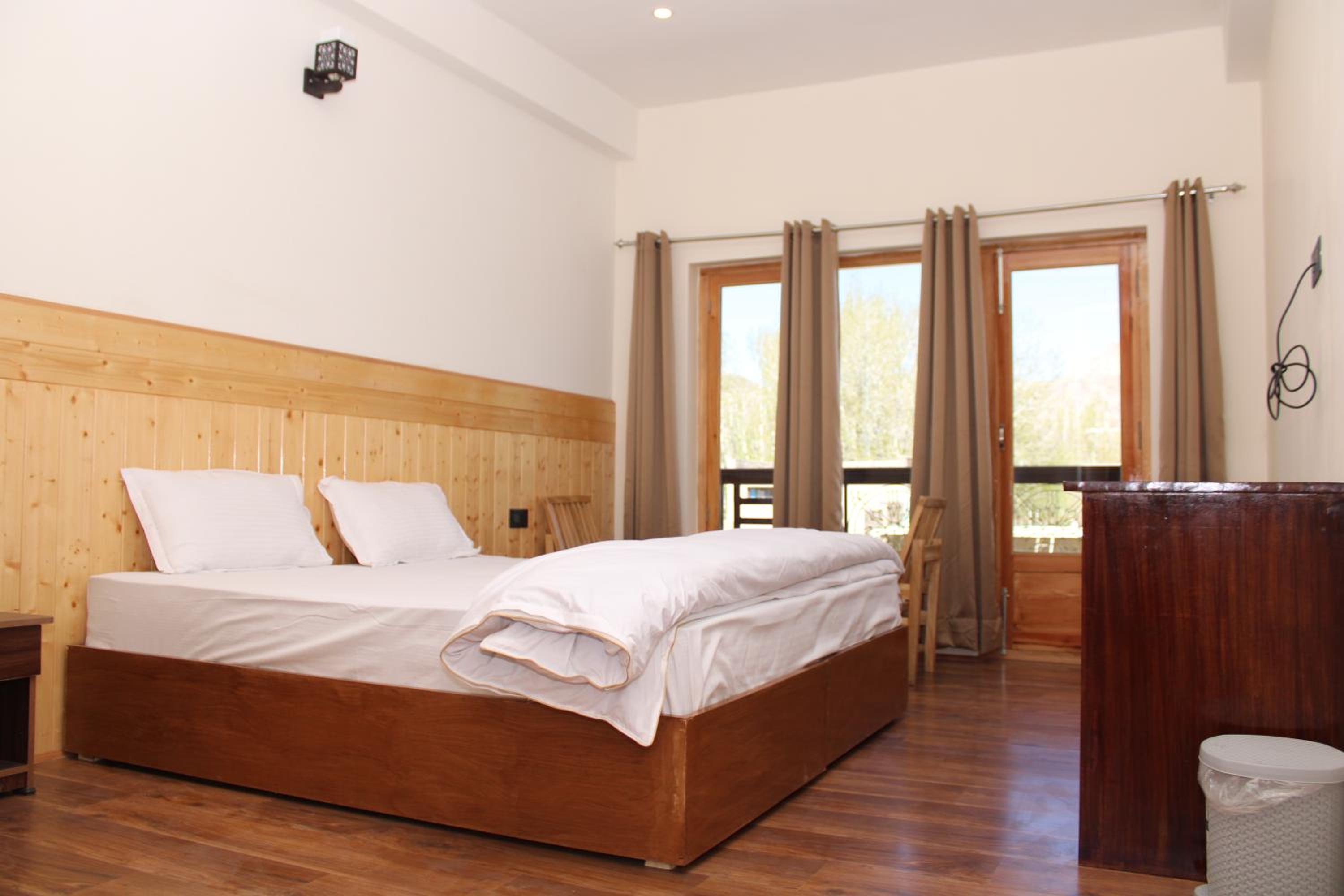 Leh crown inn