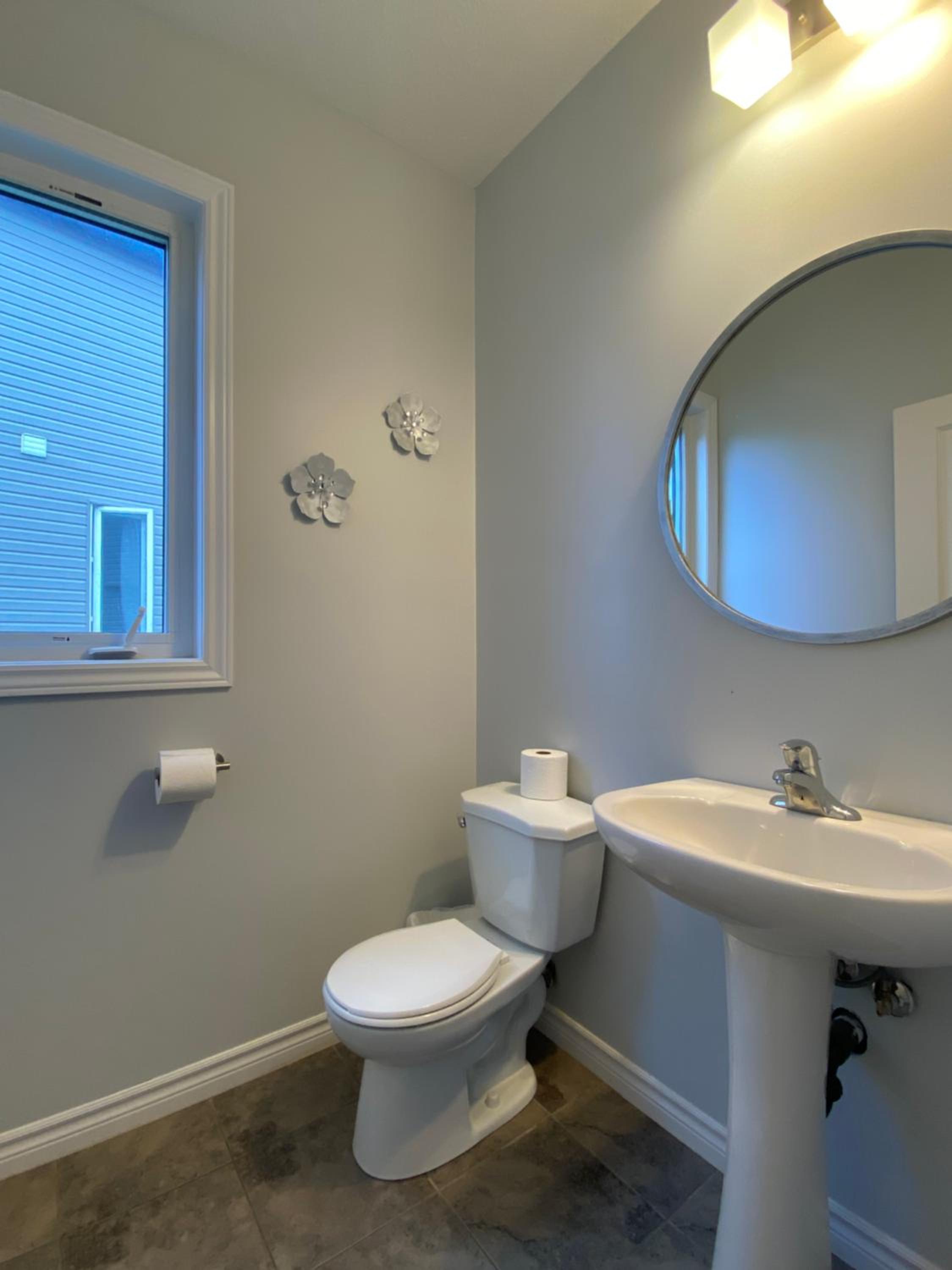 Kitchener Vacations - Stylish 3 Bdrm house- king bed, Netflix, parking - Property Image 7