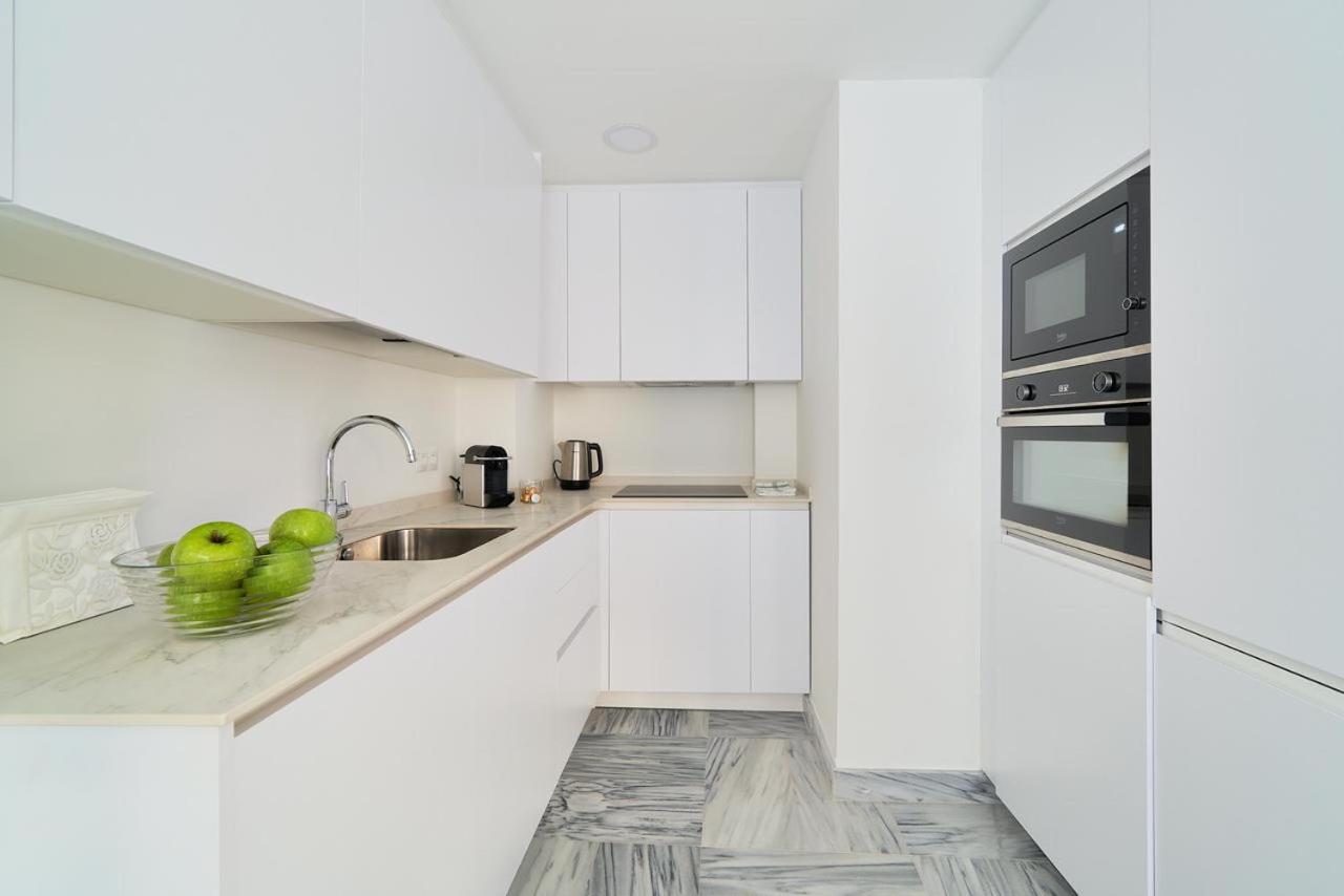 Modern City Centre Apartment w/ Terrace & Fast WIFI photo 4