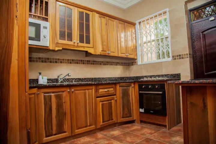 JezHos - Dina Fully Furnished Apartment