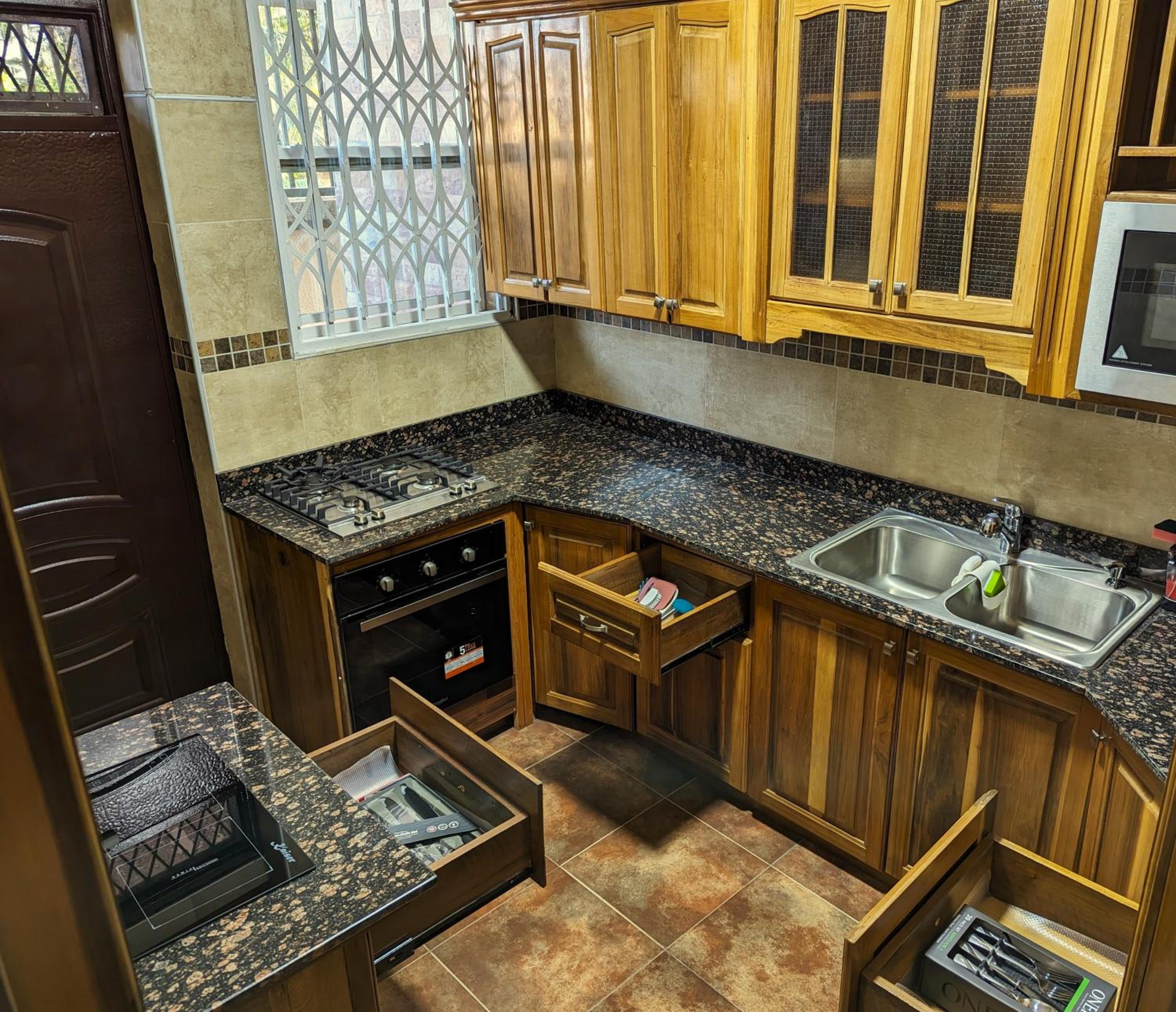 JezHos - Dina Fully Furnished Apartment