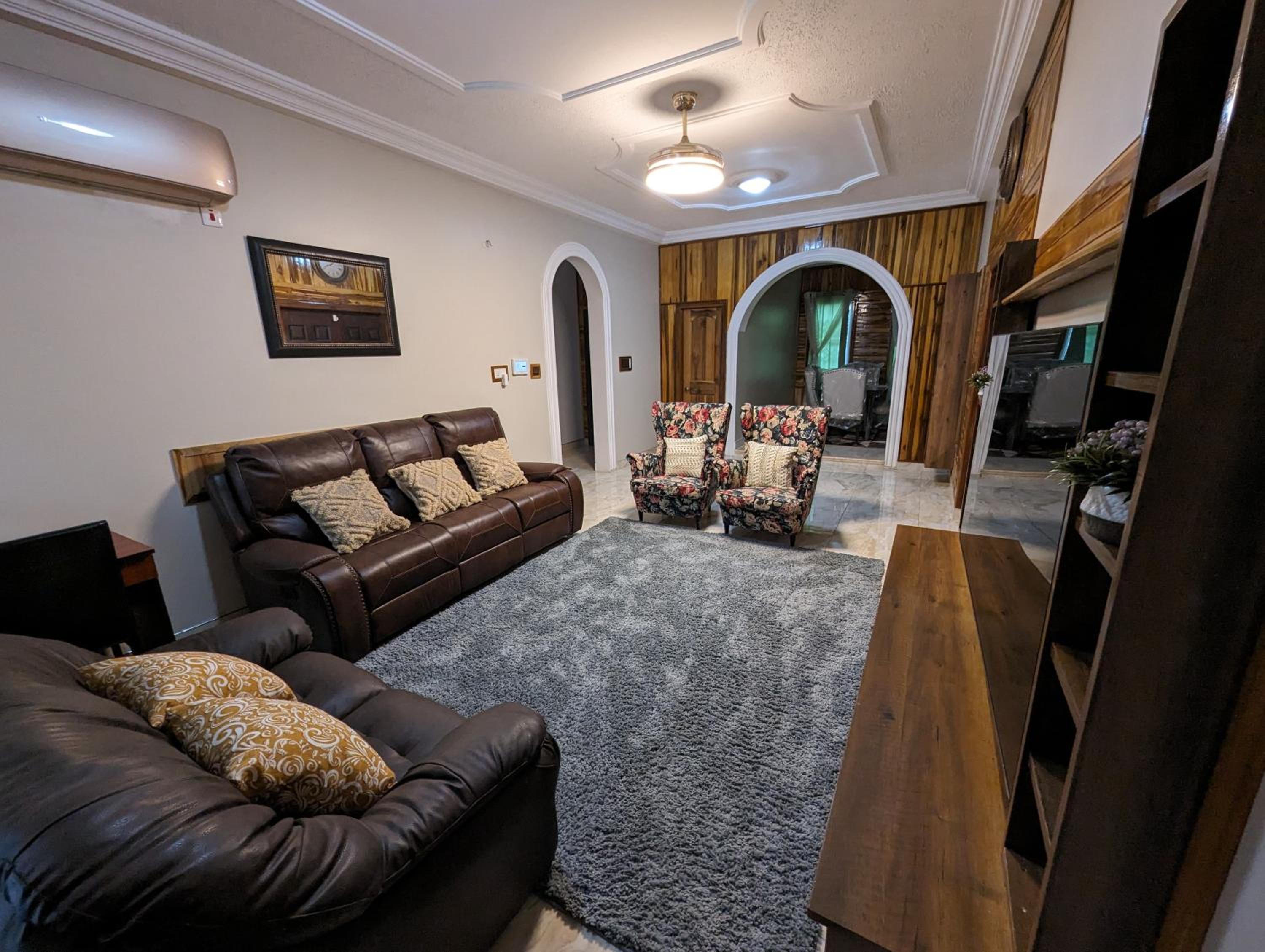 JezHos - Dina Fully Furnished Apartment