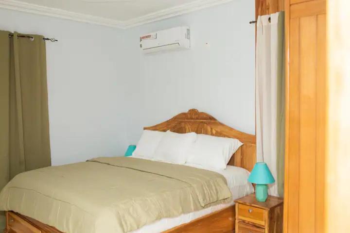 JezHos - Dina Fully Furnished Apartment