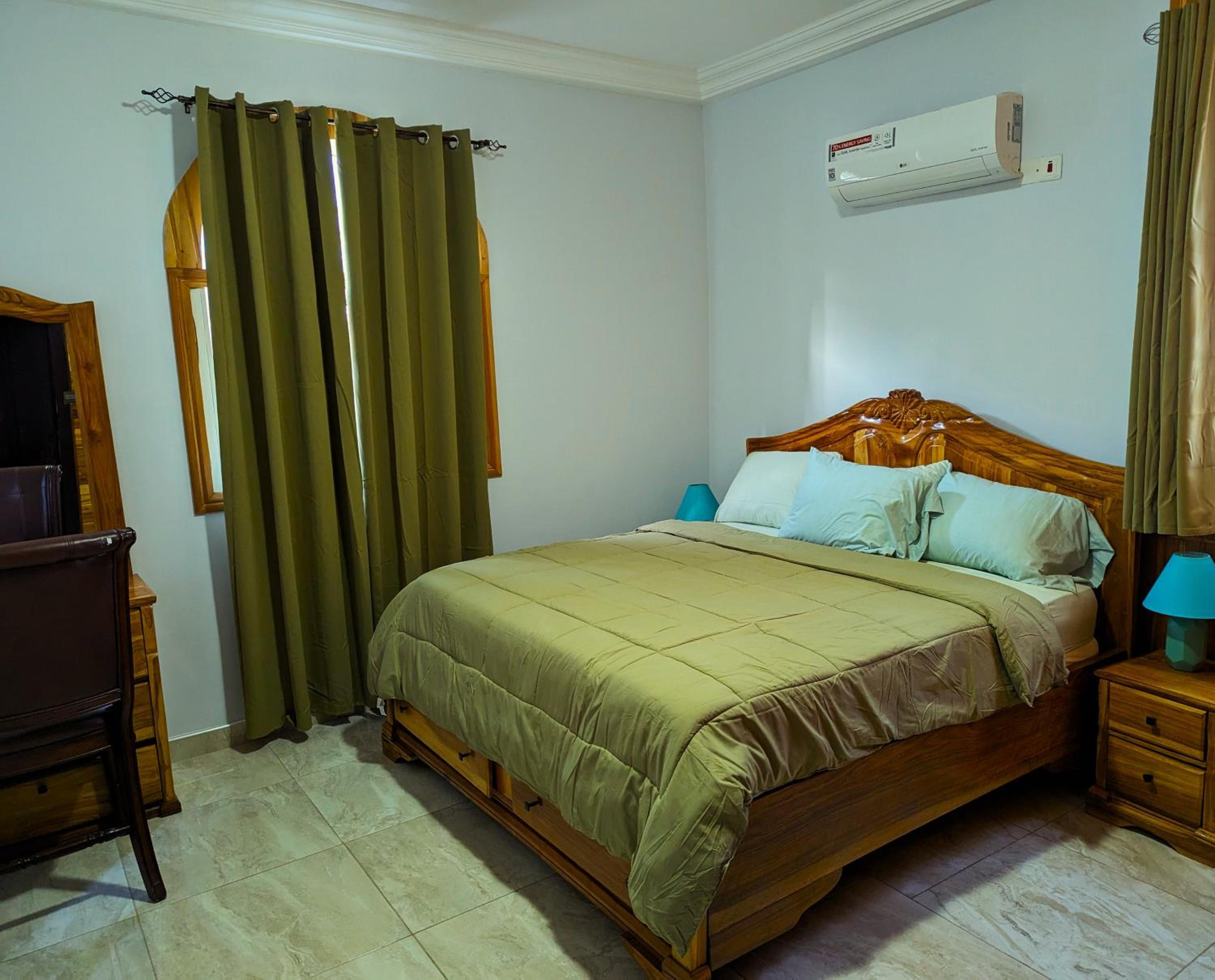 JezHos - Dina Fully Furnished Apartment
