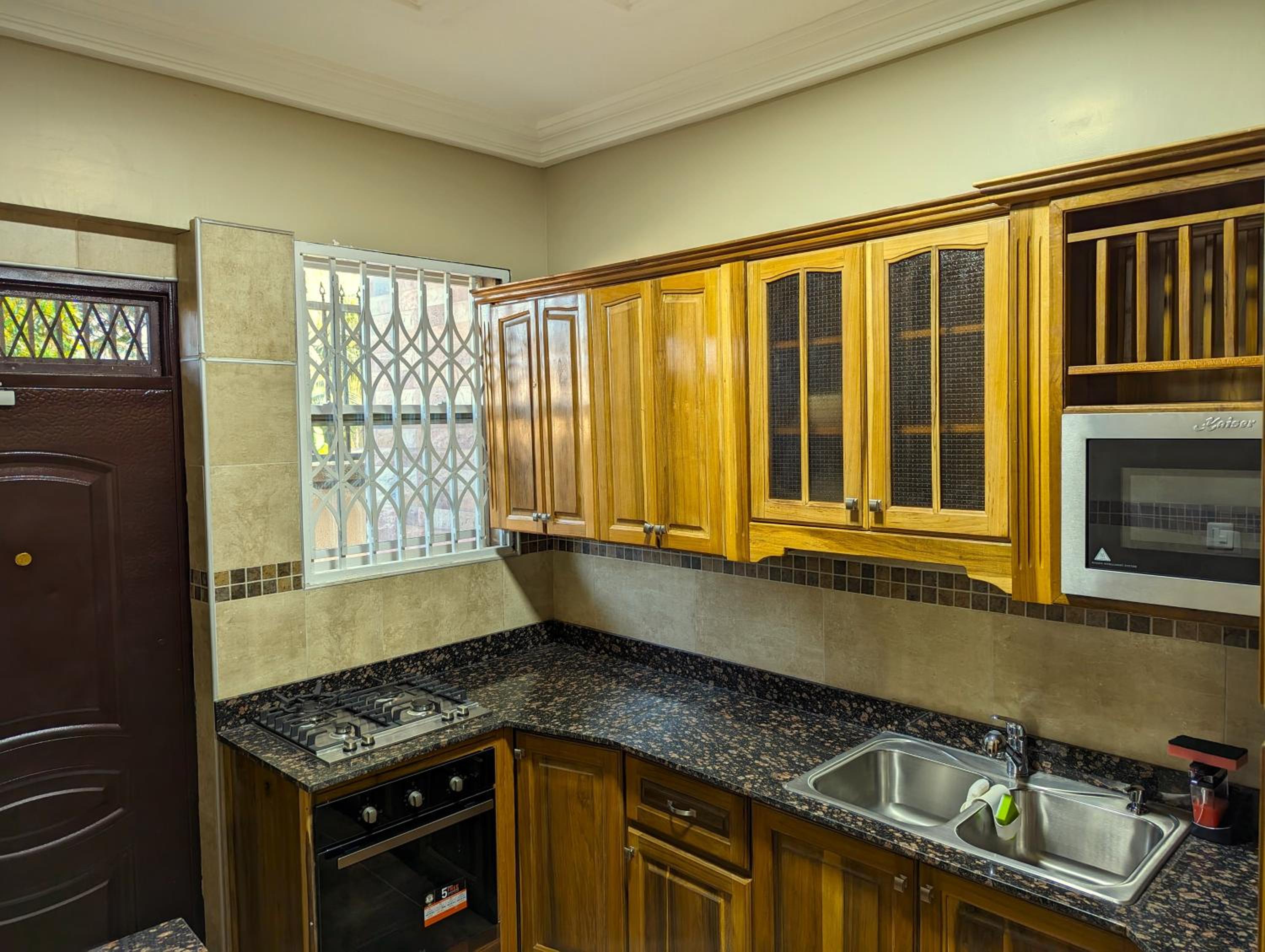 JezHos - Dina Fully Furnished Apartment