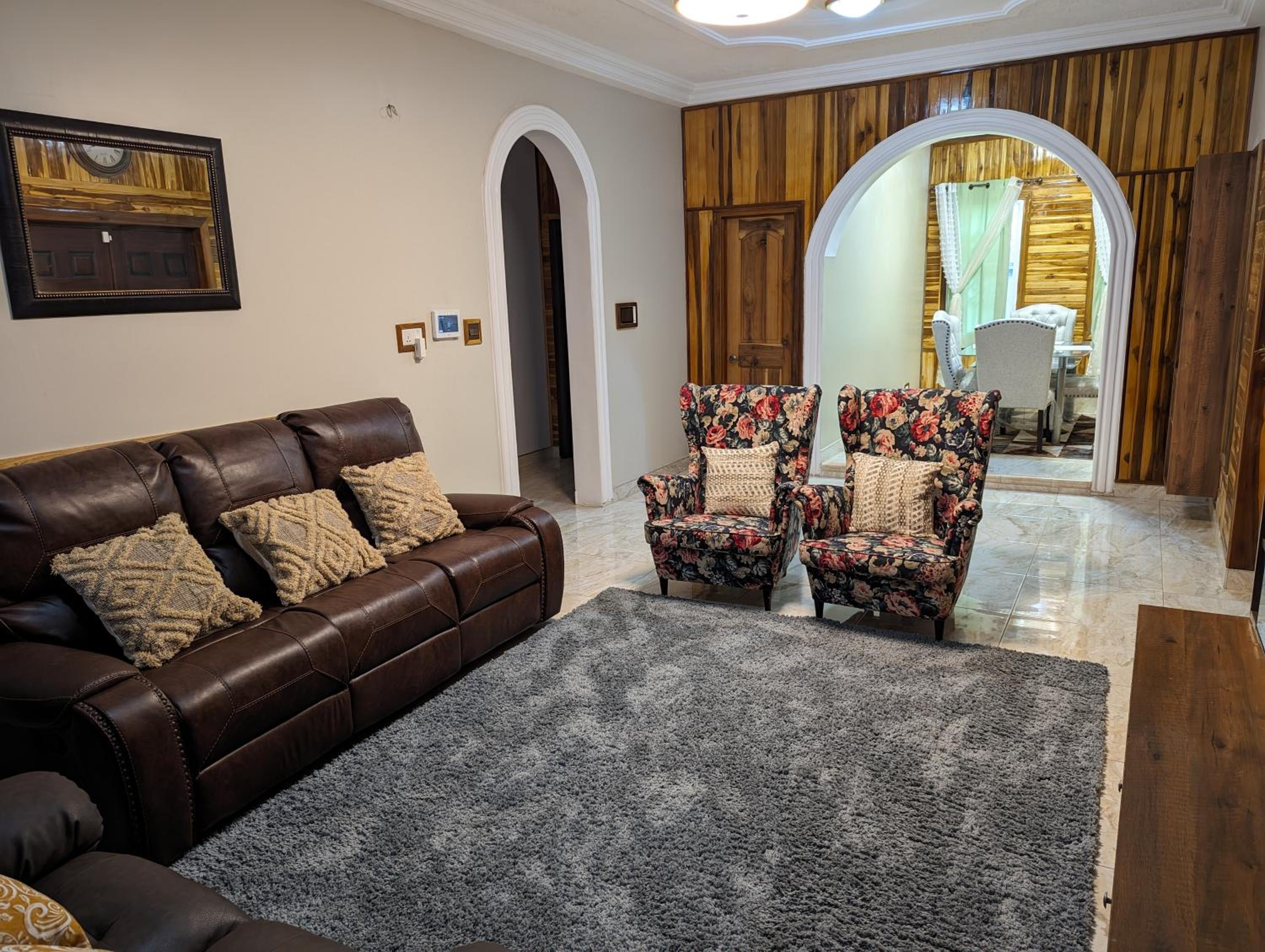 JezHos - Dina Fully Furnished Apartment