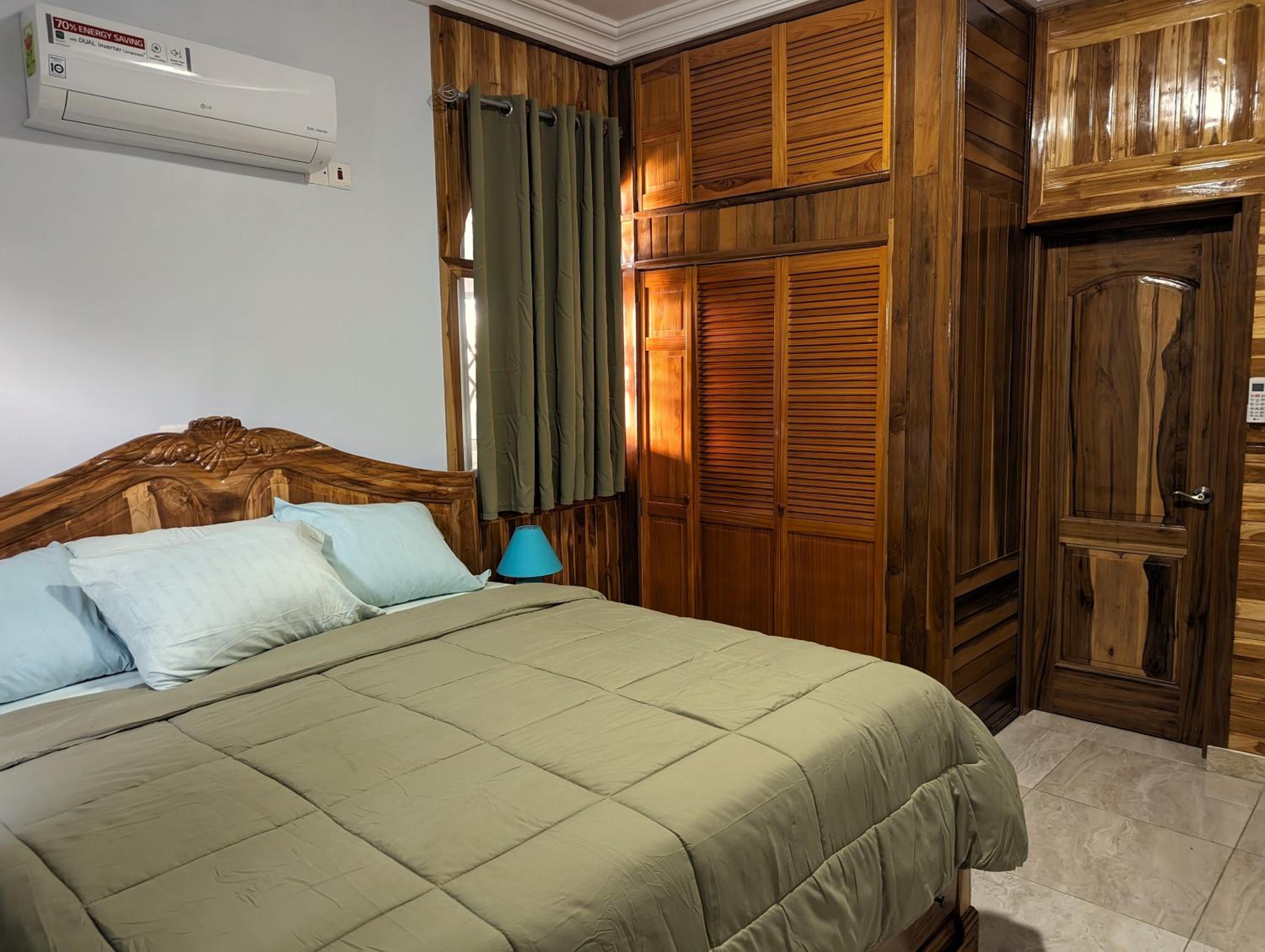 JezHos - Dina Fully Furnished Apartment