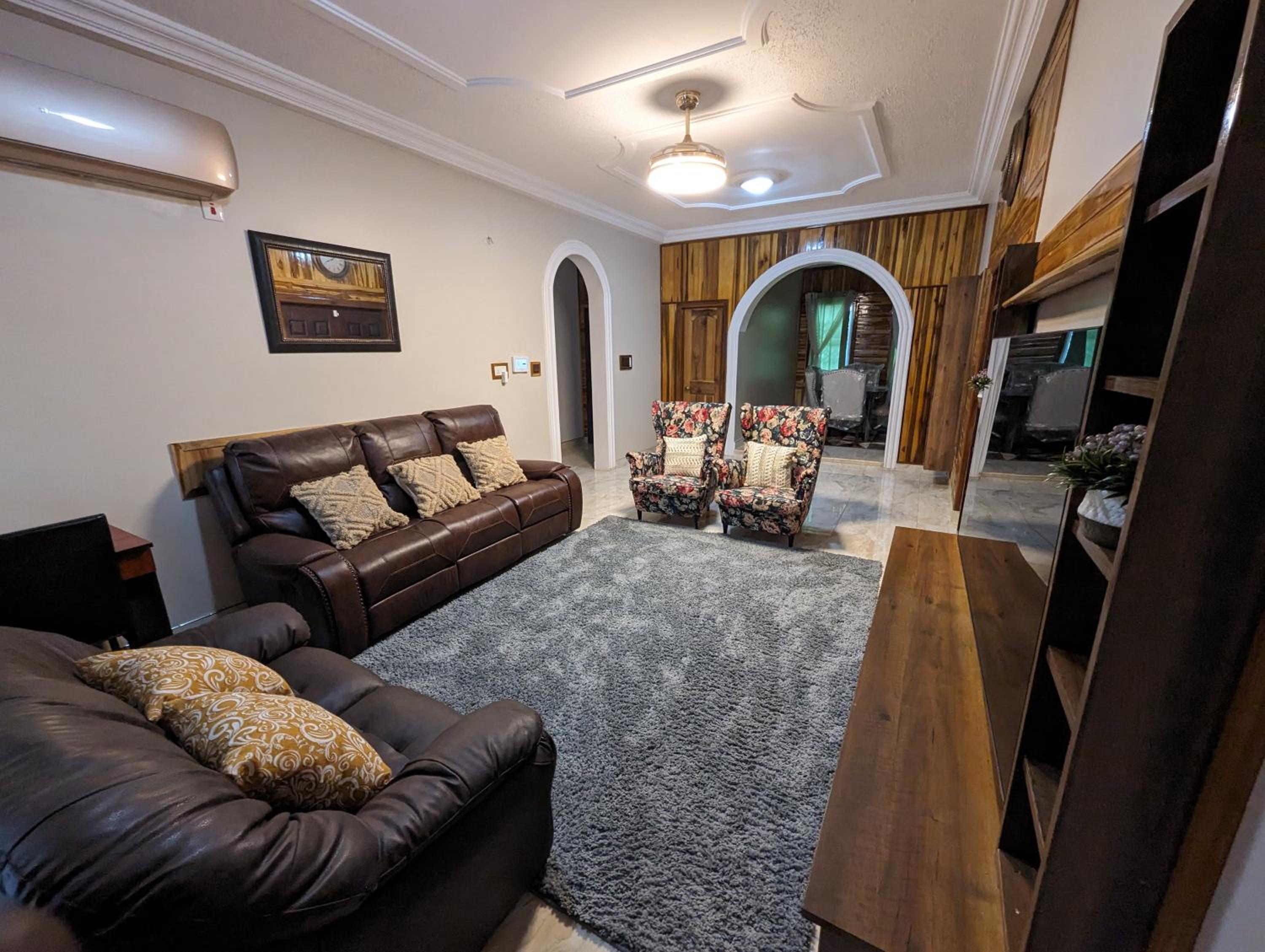 JezHos - Dina Fully Furnished Apartment