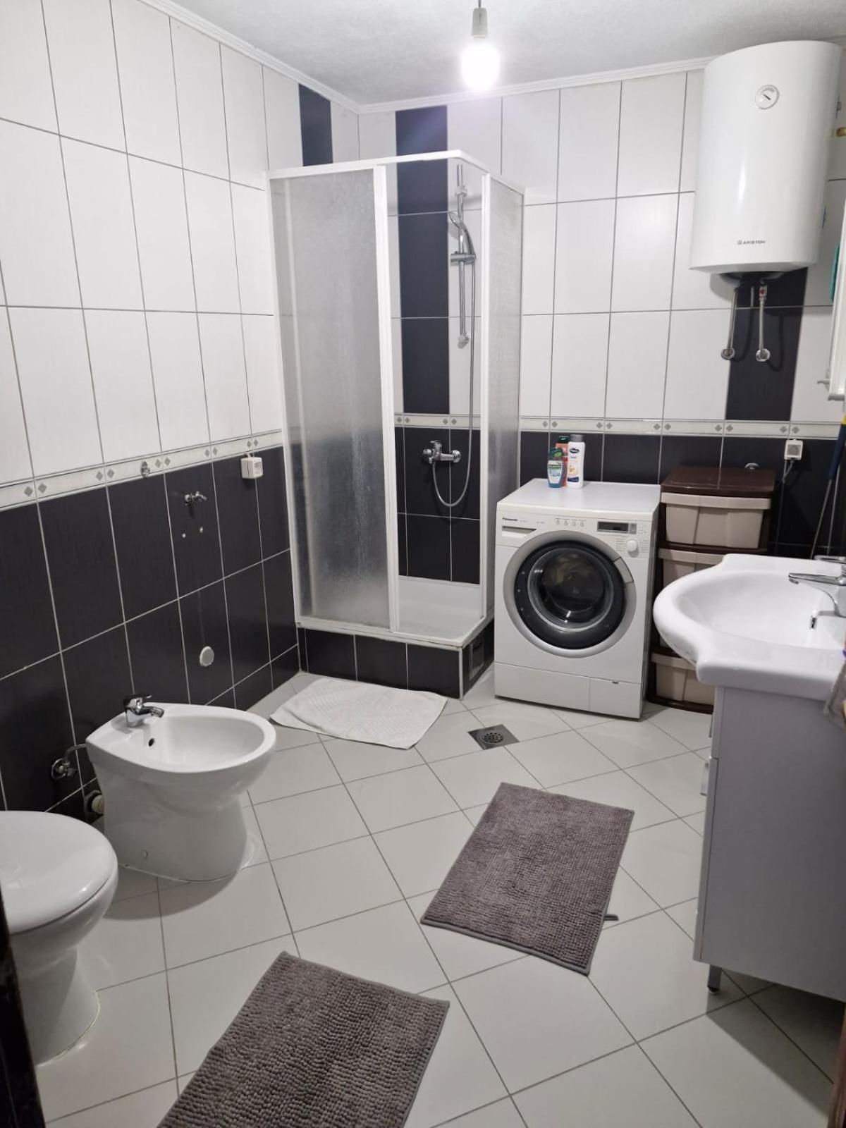 Anes' apartment