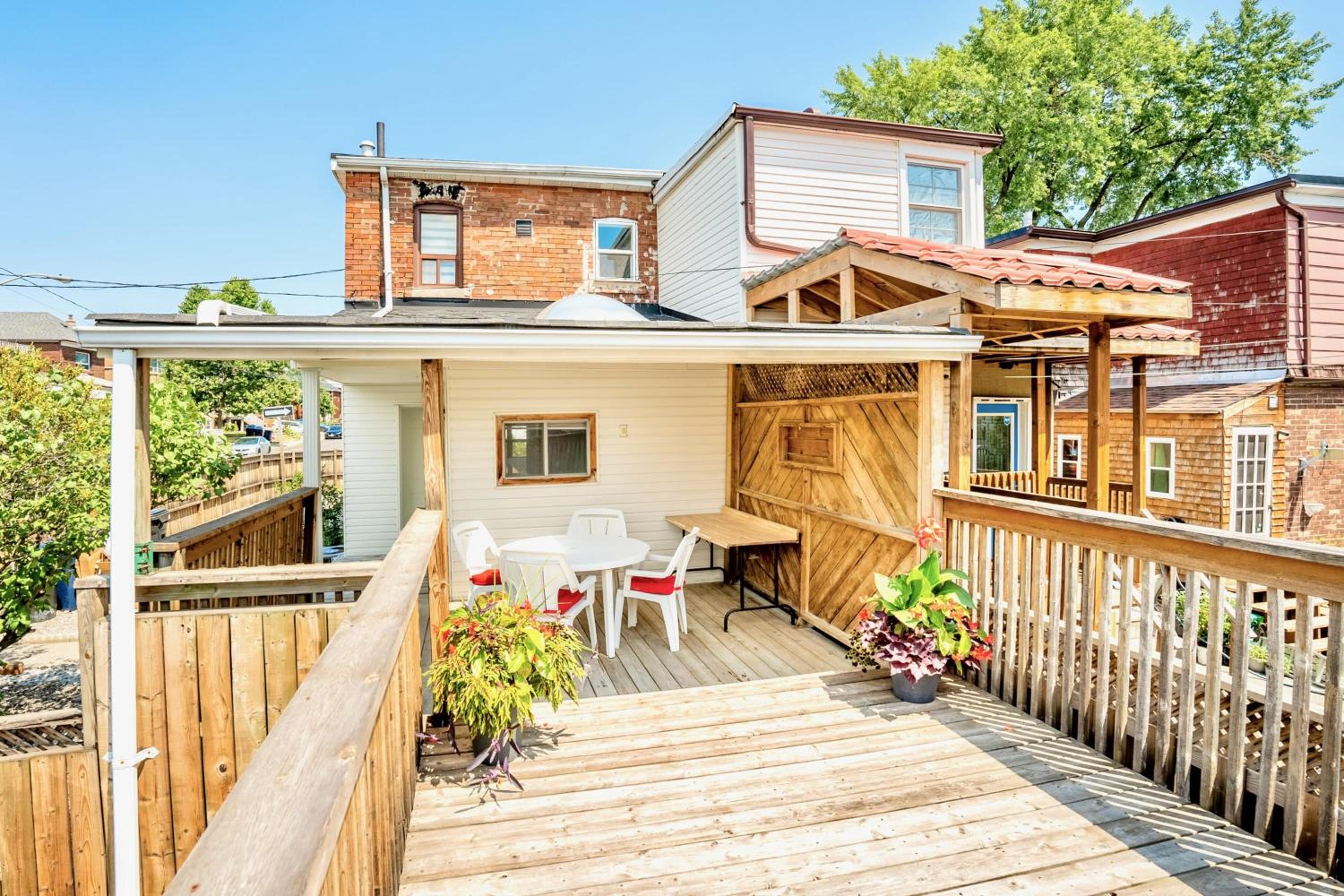 Stunning Home with Large Patio Sundeck