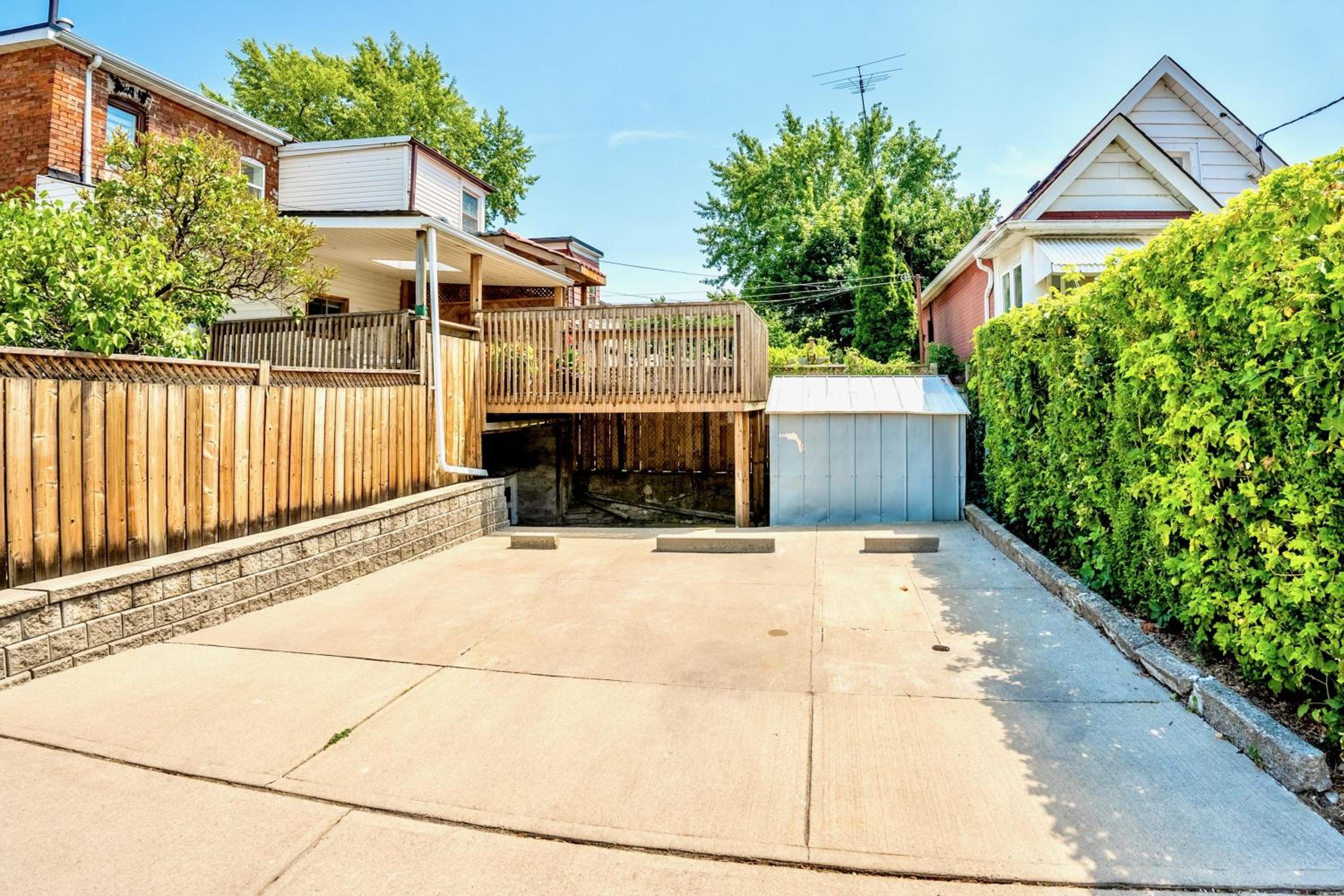 Stunning Home with Large Patio Sundeck