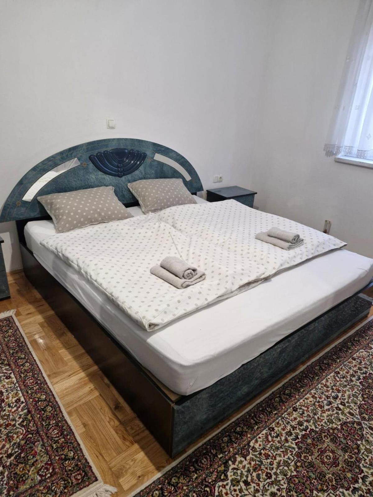 Anes' apartment