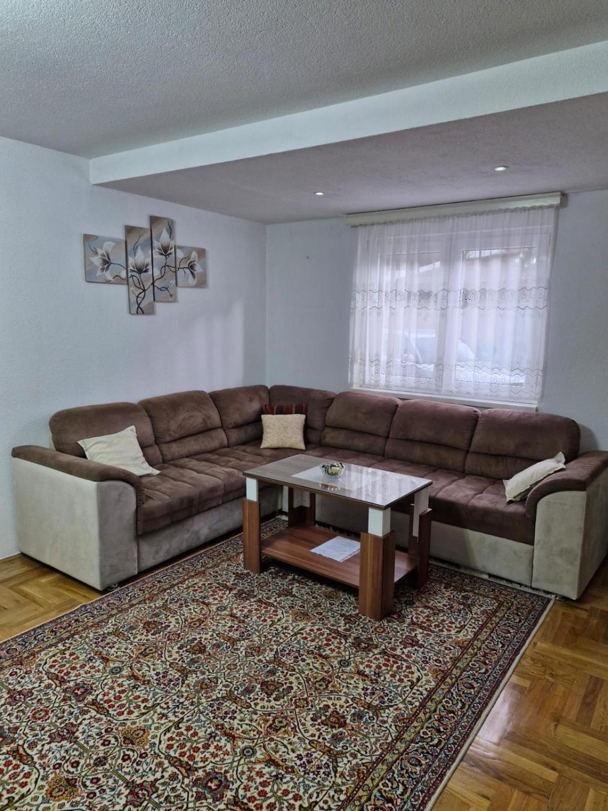 Anes' apartment