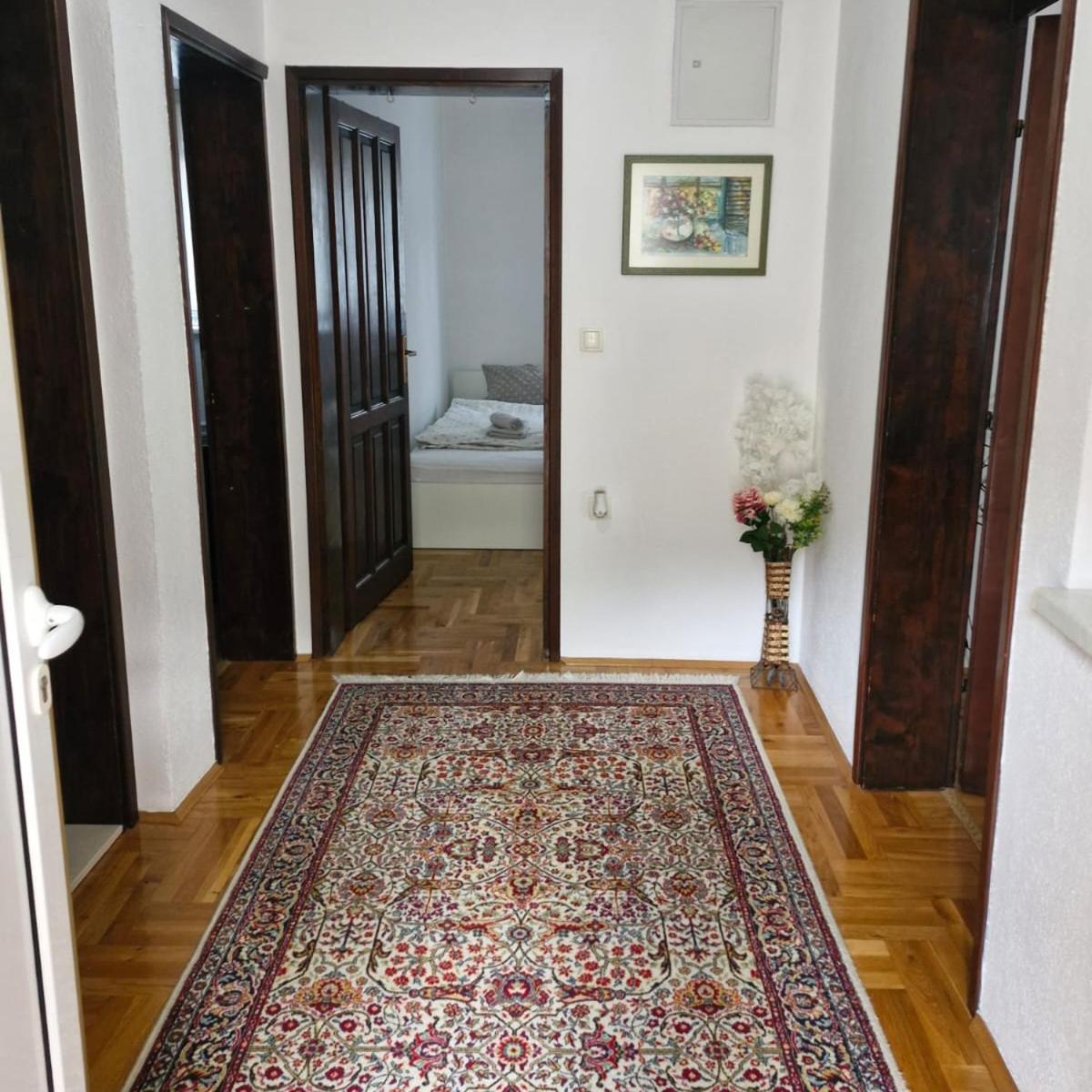 Anes' apartment