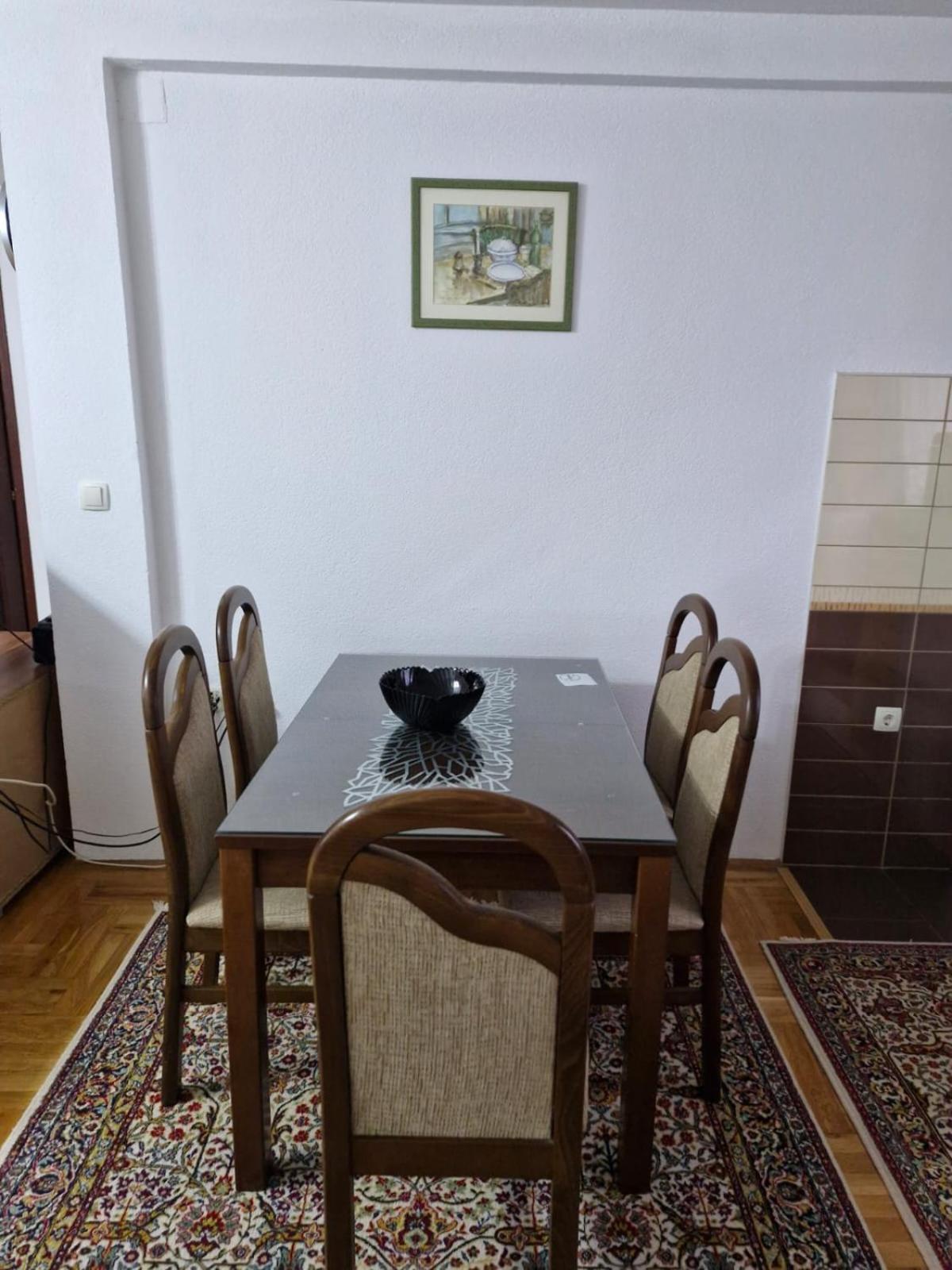 Anes' apartment