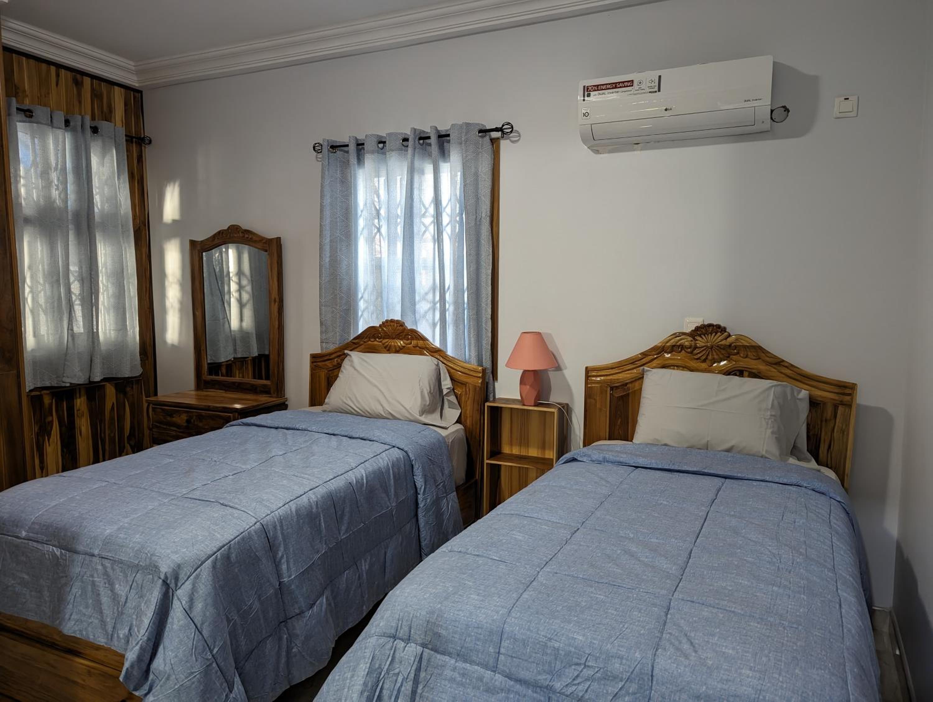 JezHos - Dina Fully Furnished Apartment