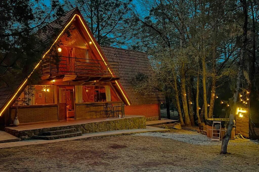 Chalet privado en el bosque con Jacuzzi de Madera Huasca Retreats