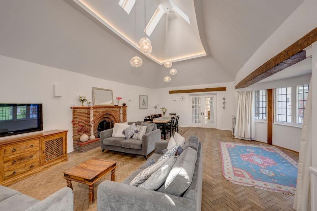 NEW - Beautiful, spacious Beechwood Lodge with lovely gardens view 3