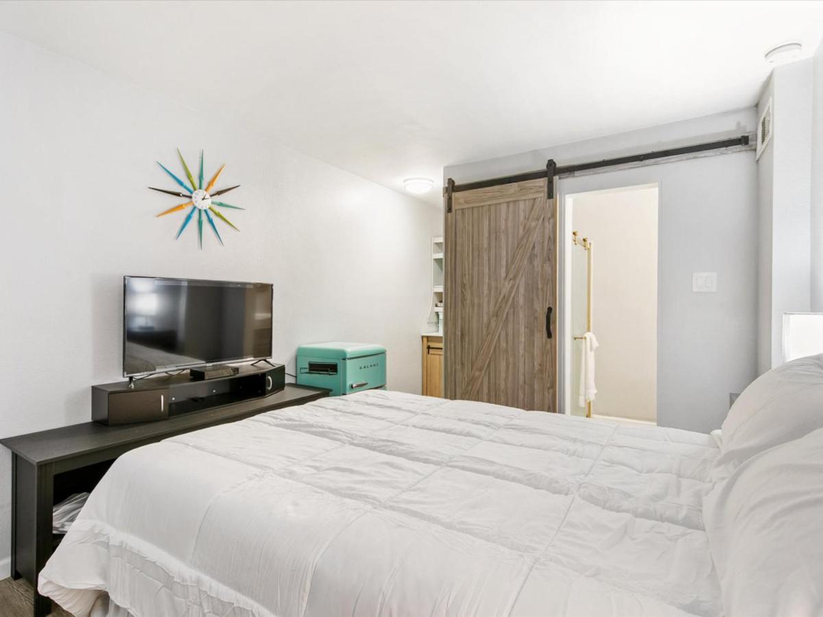 Charming Mid-Century Motel 8 view 3