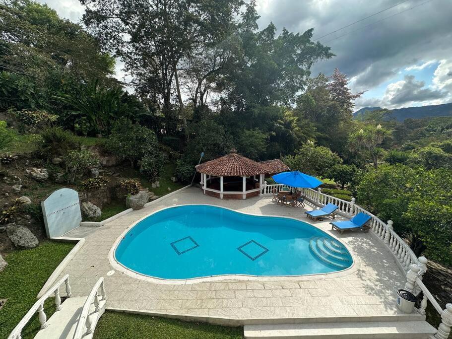 Increíble casa campestre con piscina y jacuzzi