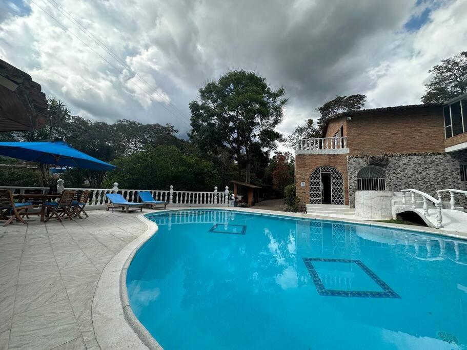 Increíble casa campestre con piscina y jacuzzi