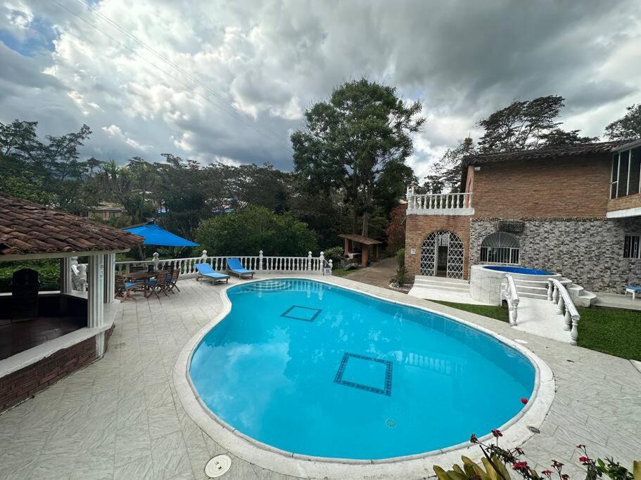 Increíble casa campestre con piscina y jacuzzi