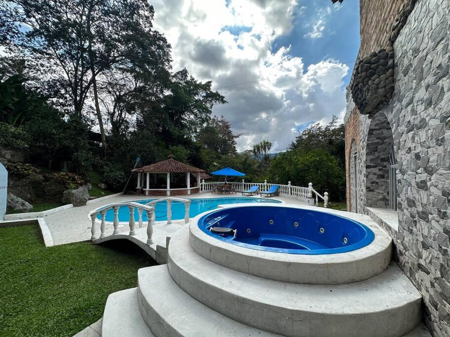 Increíble casa campestre con piscina y jacuzzi