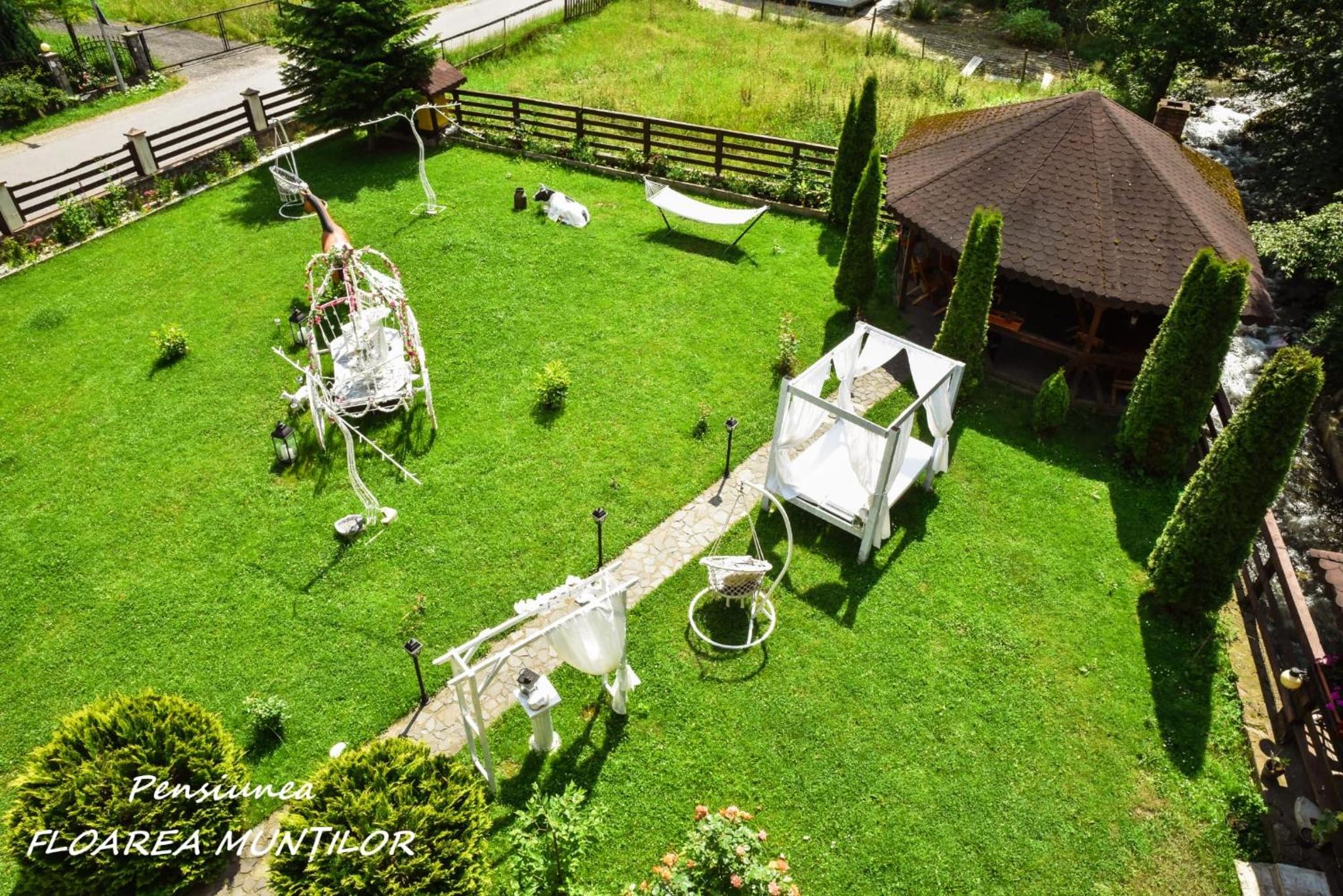 Pensiunea Floarea Munților view 2