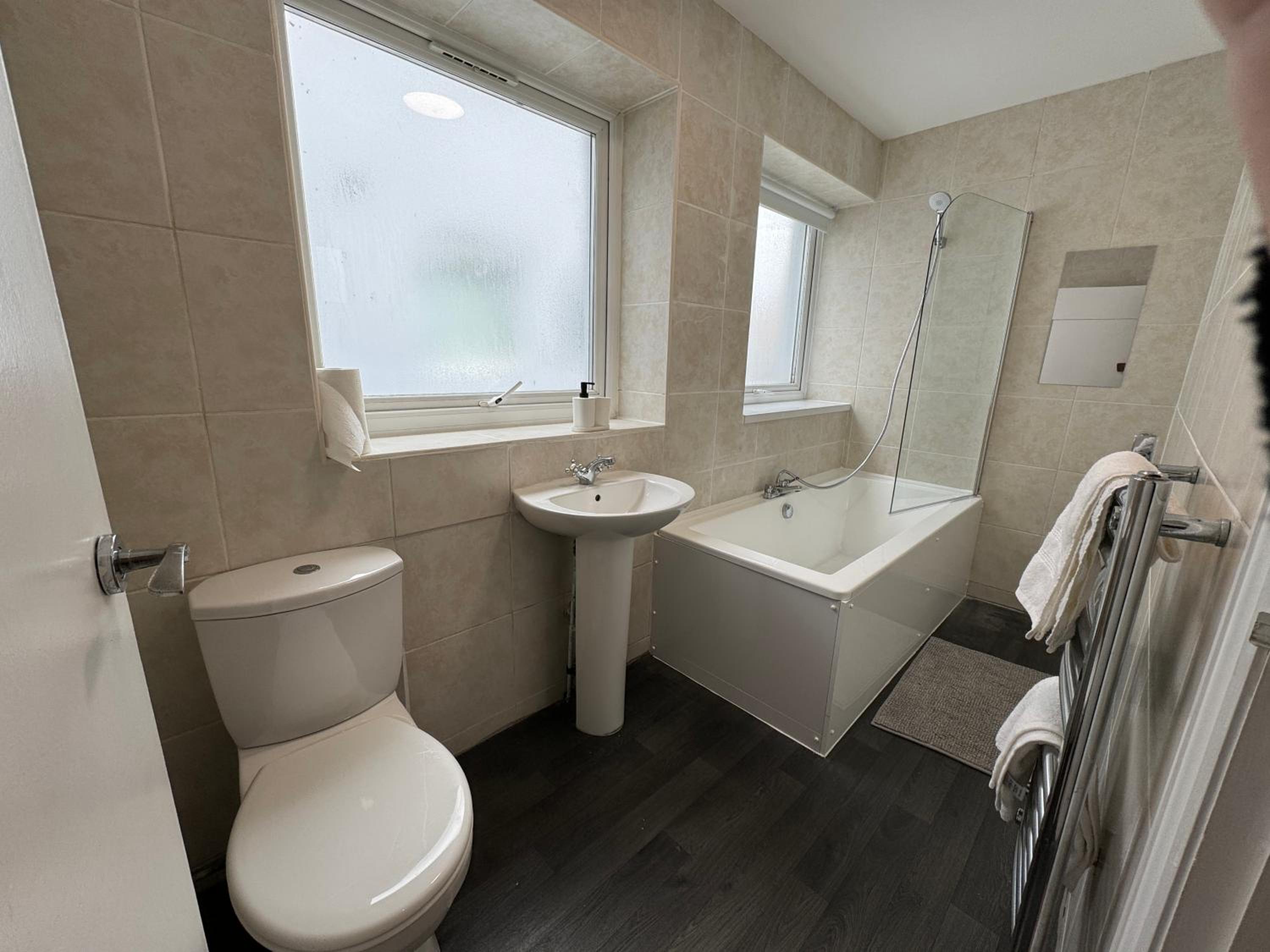 Spacious Central Duplex Apartment with 2 Bathrooms with Free Wi-Fi, Parking and Keyless Access, Sleeps up to 9 - Perfect for Groups view 5