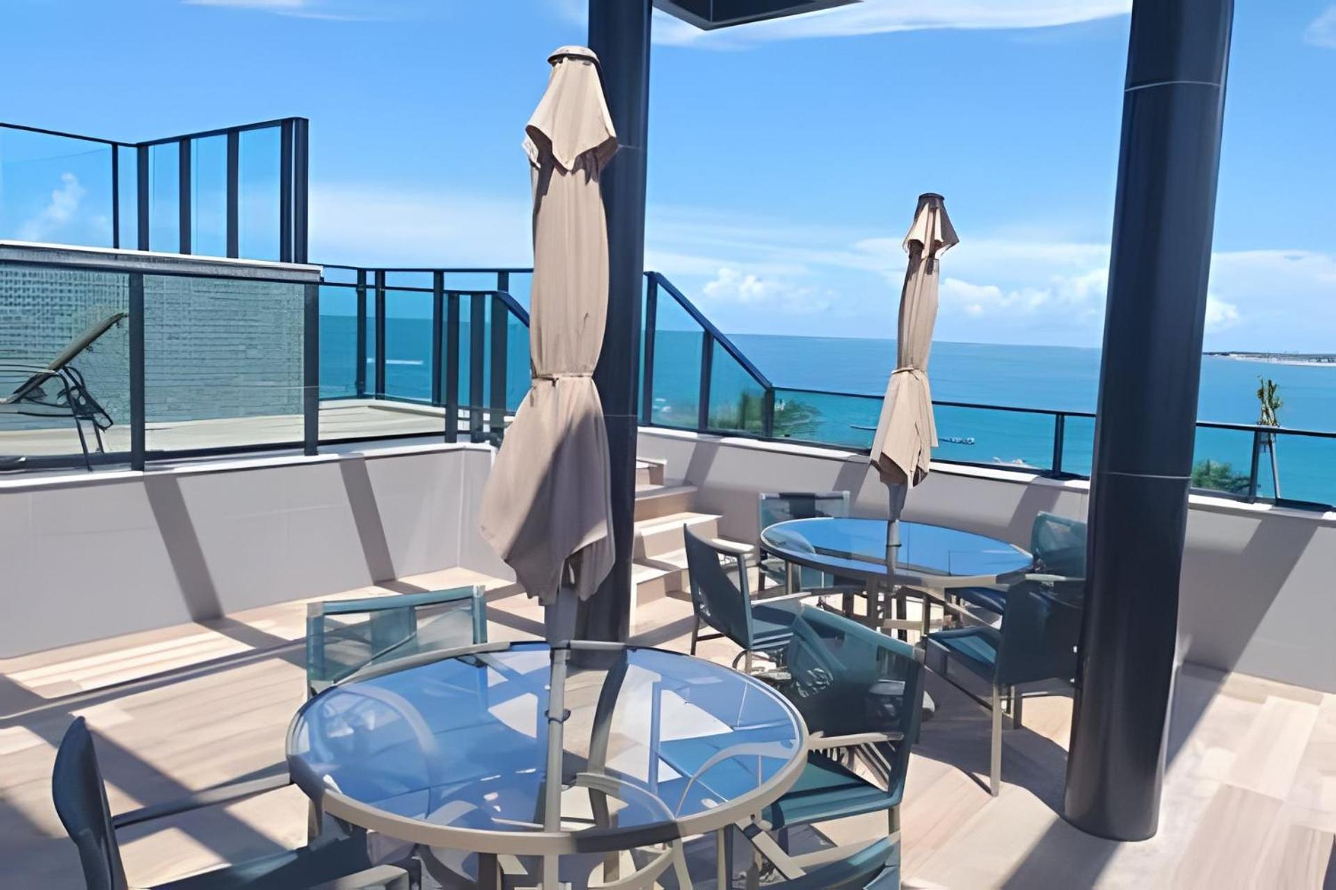 Beachfront flat at Porto de Galinhas beach, close to the natural pools.