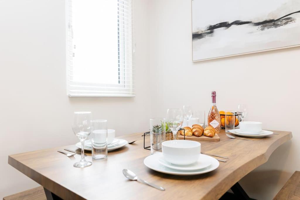 Hotel The Berriman Collection Stylish Sleeps 6 - 2 Bedroom - Image 1