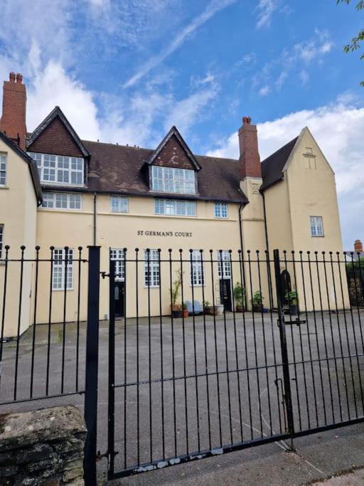 Unique Cardiff Centre couples retreat, 1 bed maisonette